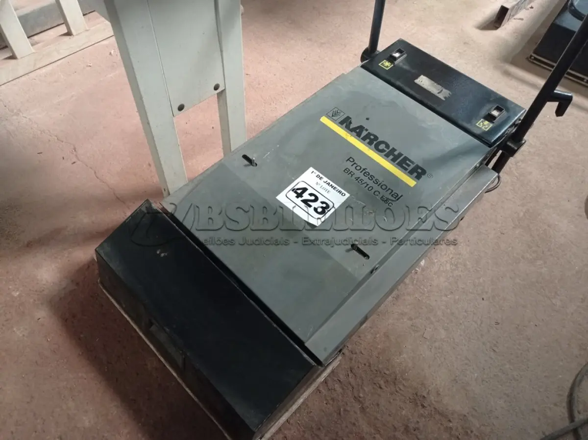 LOTE 423 - 01 LIMPADOR DE ESCADAS PROFISSIONAL MARCA KARCHER BR 45/10. (NO ESTADO) ATENÇÃO! FAZER A VISITAÇÃO ANTES DE ARREMATAR, NÃO SABEMOS SE FUNCIONA. LEILÃO NÃO TEM GARANTIA E NEM DEVOLUÇÃO, SUJEITO A POSSÍVEIS AVARIAS VISÍVEIS/OCULTAS E/OU AUSÊNCIA DE COMPONENTES.