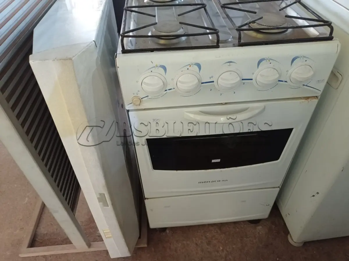 LOTE 380 - 01 FOGÃO A GÁS 04 BOCAS E 01 DEPURADOR DE AR. (NO ESTADO) ATENÇÃO! FAZER A VISITAÇÃO ANTES DE ARREMATAR, NÃO SABEMOS SE FUNCIONA. LEILÃO NÃO TEM GARANTIA E NEM DEVOLUÇÃO, SUJEITO A POSSÍVEIS AVARIAS VISÍVEIS/OCULTAS E/OU AUSÊNCIA DE COMPONENTES.