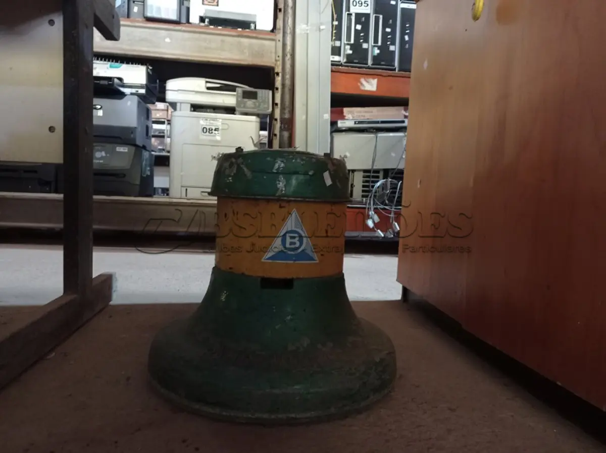 LOTE 169 - 01 ENCERADEIRA INDUSTRIAL MARCA BANDEIRANTE. (NO ESTADO) ATENÇÃO! FAZER A VISITAÇÃO ANTES DE ARREMATAR, NÃO SABEMOS SE FUNCIONA. LEILÃO NÃO TEM GARANTIA E NEM DEVOLUÇÃO, SUJEITO A POSSÍVEIS AVARIAS VISÍVEIS/OCULTAS E/OU AUSÊNCIA DE COMPONENTES.