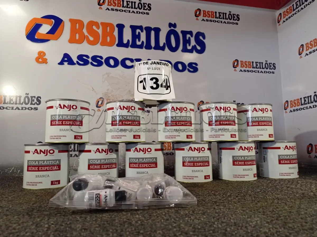 LOTE 134 - 12 LATAS DE COLA PLÁSTICA ANJO. (NO ESTADO) ATENÇÃO! FAZER A VISITAÇÃO ANTES DE ARREMATAR, NÃO SABEMOS SE FUNCIONA. LEILÃO NÃO TEM GARANTIA E NEM DEVOLUÇÃO, SUJEITO A POSSÍVEIS AVARIAS VISÍVEIS/OCULTAS E/OU AUSÊNCIA DE COMPONENTES.