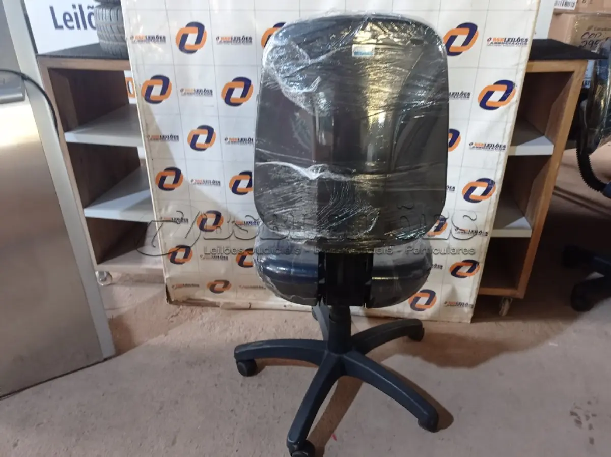 LOTE 250 - 01 CADEIRA DE ESCRITÓRIO COM BASE GIRATÓRIA. (NO ESTADO) ATENÇÃO! FAZER A VISITAÇÃO ANTES DE ARREMATAR, NÃO SABEMOS SE FUNCIONA. LEILÃO NÃO TEM GARANTIA E NEM DEVOLUÇÃO, SUJEITO A POSSÍVEIS AVARIAS VISÍVEIS/OCULTAS E/OU AUSÊNCIA DE COMPONENTES.