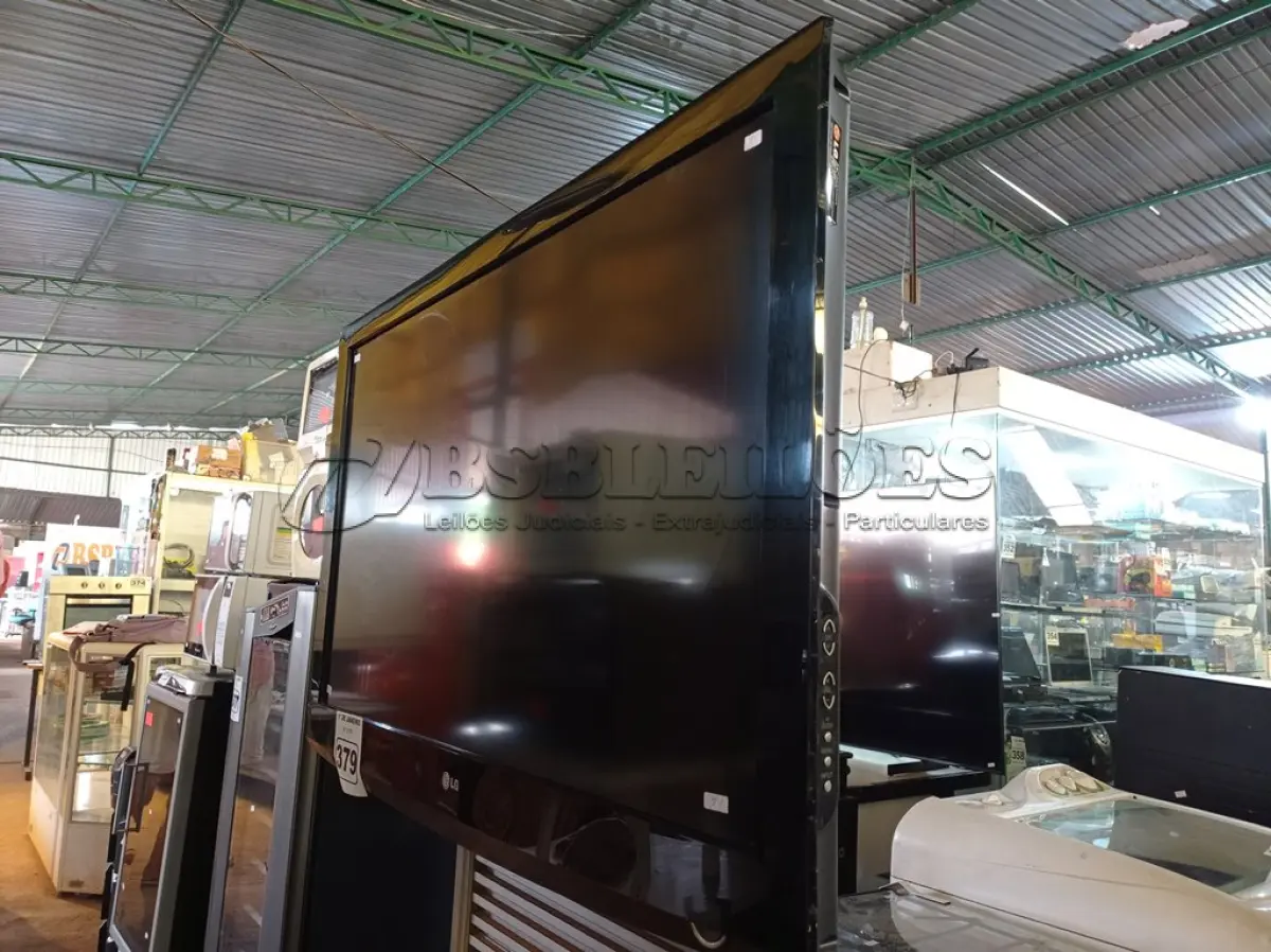 LOTE 379 - 01 TV LG 42” POL. (NO ESTADO) ATENÇÃO! FAZER A VISITAÇÃO ANTES DE ARREMATAR, NÃO SABEMOS SE FUNCIONA. LEILÃO NÃO TEM GARANTIA E NEM DEVOLUÇÃO, SUJEITO A POSSÍVEIS AVARIAS VISÍVEIS/OCULTAS E/OU AUSÊNCIA DE COMPONENTES.
