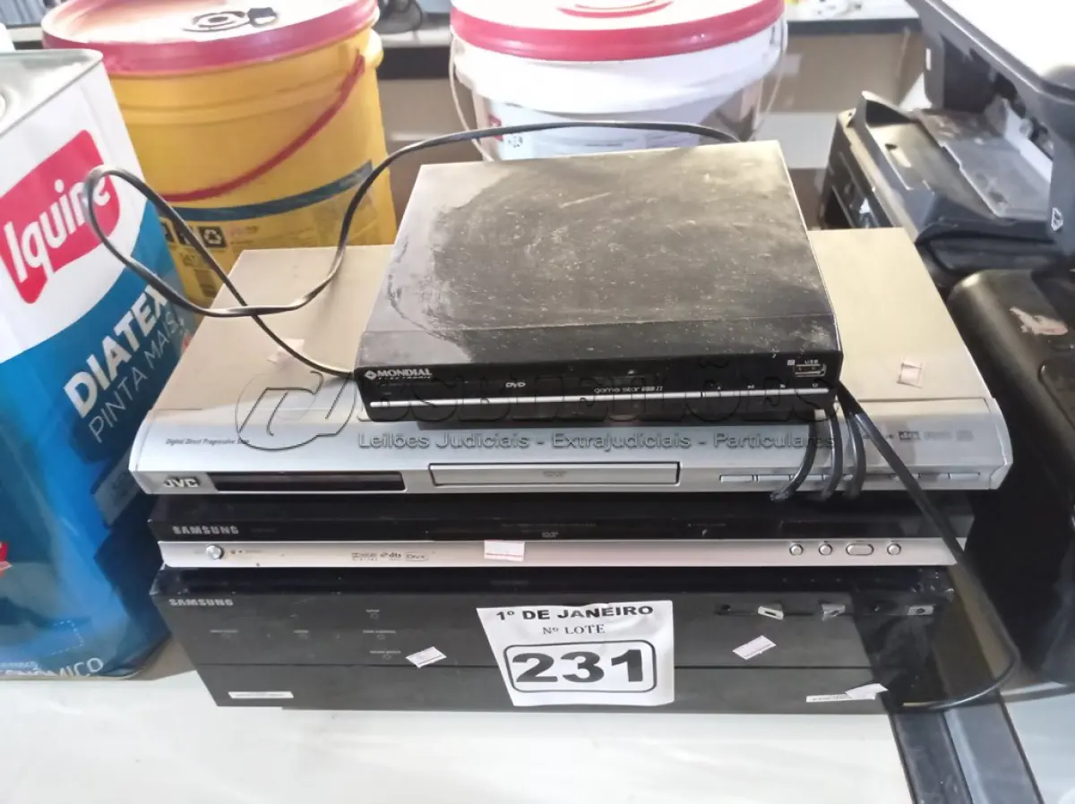 LOTE 231 - 01 RECEIVER E 03 APARELHOS DE DVD MARCAS E MODELOS DIVERSOS. (NO ESTADO) ATENÇÃO! FAZER A VISITAÇÃO ANTES DE ARREMATAR, NÃO SABEMOS SE FUNCIONA. LEILÃO NÃO TEM GARANTIA E NEM DEVOLUÇÃO, SUJEITO A POSSÍVEIS AVARIAS VISÍVEIS/OCULTAS E/OU AUSÊNCIA DE COMPONENTES.