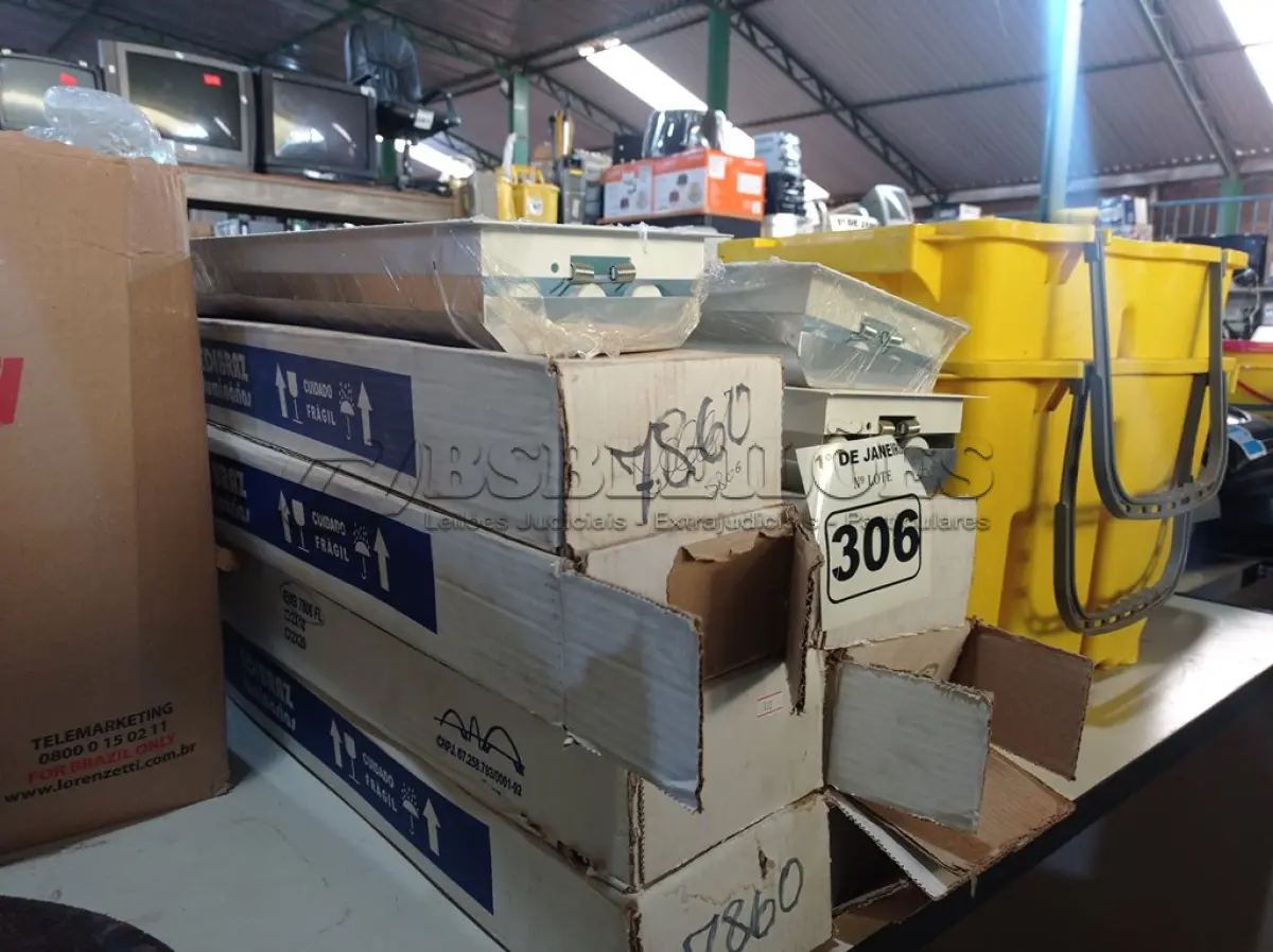 LOTE 306 - 01 LOTE COM VÁRIAS LUMINÁRIAS DE EMBUTIR. (NO ESTADO) ATENÇÃO! FAZER A VISITAÇÃO ANTES DE ARREMATAR, NÃO SABEMOS SE FUNCIONA. LEILÃO NÃO TEM GARANTIA E NEM DEVOLUÇÃO, SUJEITO A POSSÍVEIS AVARIAS VISÍVEIS/OCULTAS E/OU AUSÊNCIA DE COMPONENTES.