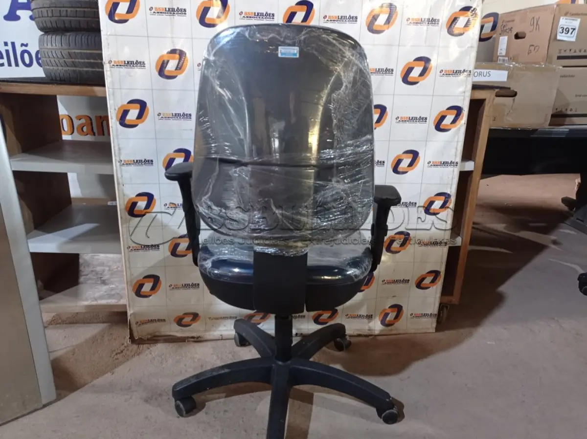 LOTE 100 - 01 CADEIRA DE ESCRITÓRIO COM BASE GIRATÓRIA. (NO ESTADO) ATENÇÃO! FAZER A VISITAÇÃO ANTES DE ARREMATAR, NÃO SABEMOS SE FUNCIONA. LEILÃO NÃO TEM GARANTIA E NEM DEVOLUÇÃO, SUJEITO A POSSÍVEIS AVARIAS VISÍVEIS/OCULTAS E/OU AUSÊNCIA DE COMPONENTES.