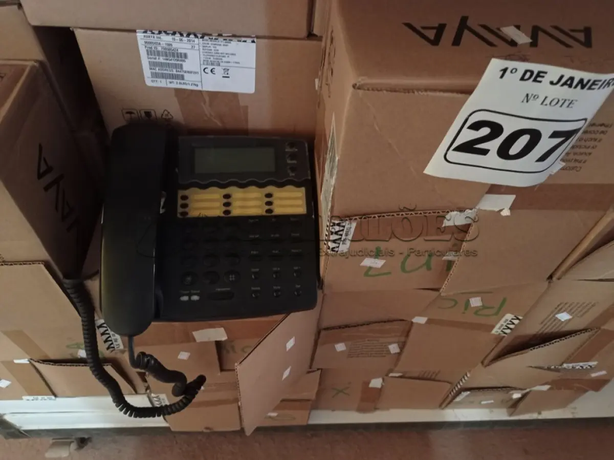 LOTE 207 - 01 LOTE COM GRANDE QUANTIDADE DE APARELHOS DE TELEFONE. (NO ESTADO) ATENÇÃO! FAZER A VISITAÇÃO ANTES DE ARREMATAR, NÃO SABEMOS SE FUNCIONA. LEILÃO NÃO TEM GARANTIA E NEM DEVOLUÇÃO, SUJEITO A POSSÍVEIS AVARIAS VISÍVEIS/OCULTAS E/OU AUSÊNCIA DE COMPONENTES.