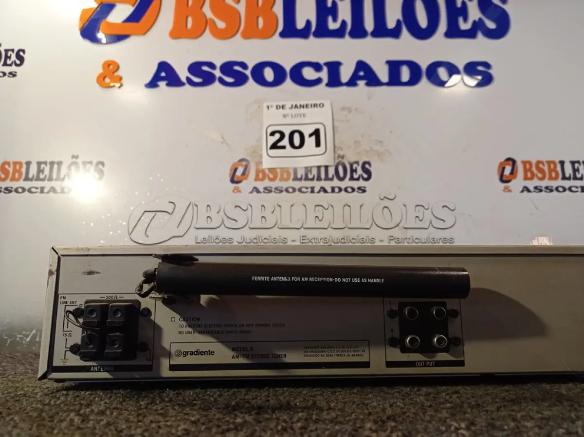 LOTE 201 - 01 APARELHO AM/FM STÉREO TUNER MARCA GRADIENTE. (NO ESTADO) ATENÇÃO! FAZER A VISITAÇÃO ANTES DE ARREMATAR, NÃO SABEMOS SE FUNCIONA. LEILÃO NÃO TEM GARANTIA E NEM DEVOLUÇÃO, SUJEITO A POSSÍVEIS AVARIAS VISÍVEIS/OCULTAS E/OU AUSÊNCIA DE COMPONENTES.