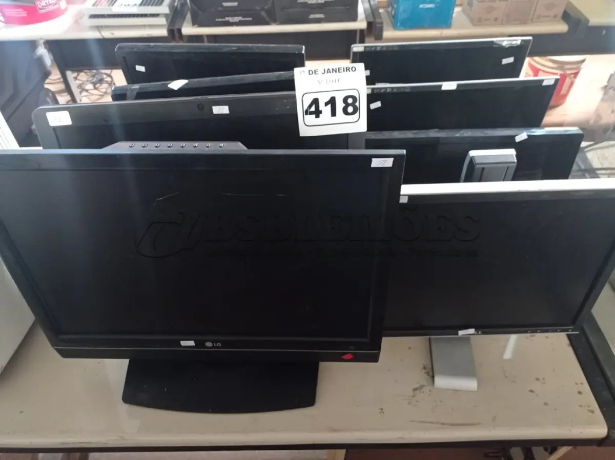 LOTE 418 - 08 MONITORES MARCAS E MODELOS DIVERSOS PARA RETIRADA DE PEÇAS. (NO ESTADO) ATENÇÃO! FAZER A VISITAÇÃO ANTES DE ARREMATAR, NÃO SABEMOS SE FUNCIONA. LEILÃO NÃO TEM GARANTIA E NEM DEVOLUÇÃO, SUJEITO A POSSÍVEIS AVARIAS VISÍVEIS/OCULTAS E/OU AUSÊNCIA DE COMPONENTES.