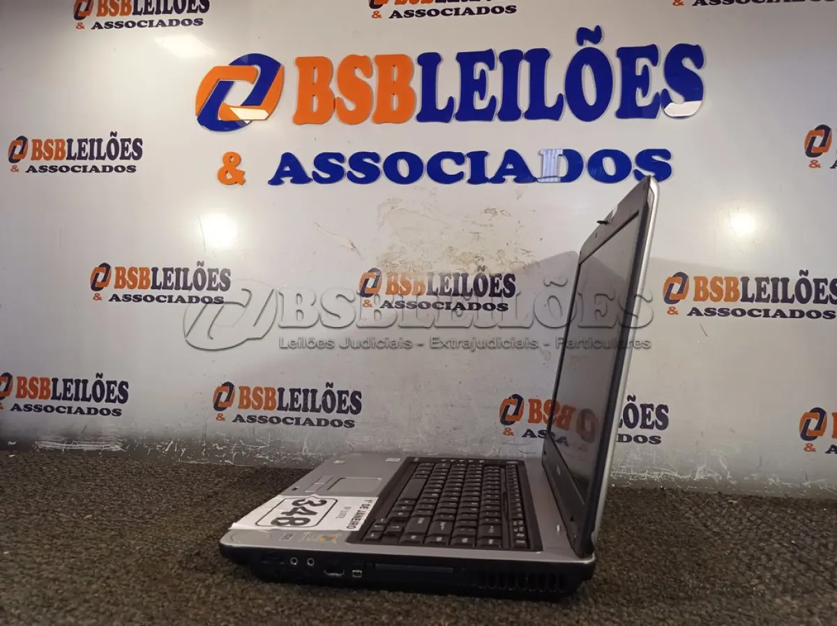 LOTE 348 - 01 NOTEBOOK MARCA TOSHIBA. (NO ESTADO) ATENÇÃO! FAZER A VISITAÇÃO ANTES DE ARREMATAR, NÃO SABEMOS SE FUNCIONA. LEILÃO NÃO TEM GARANTIA E NEM DEVOLUÇÃO, SUJEITO A POSSÍVEIS AVARIAS VISÍVEIS/OCULTAS E/OU AUSÊNCIA DE COMPONENTES.