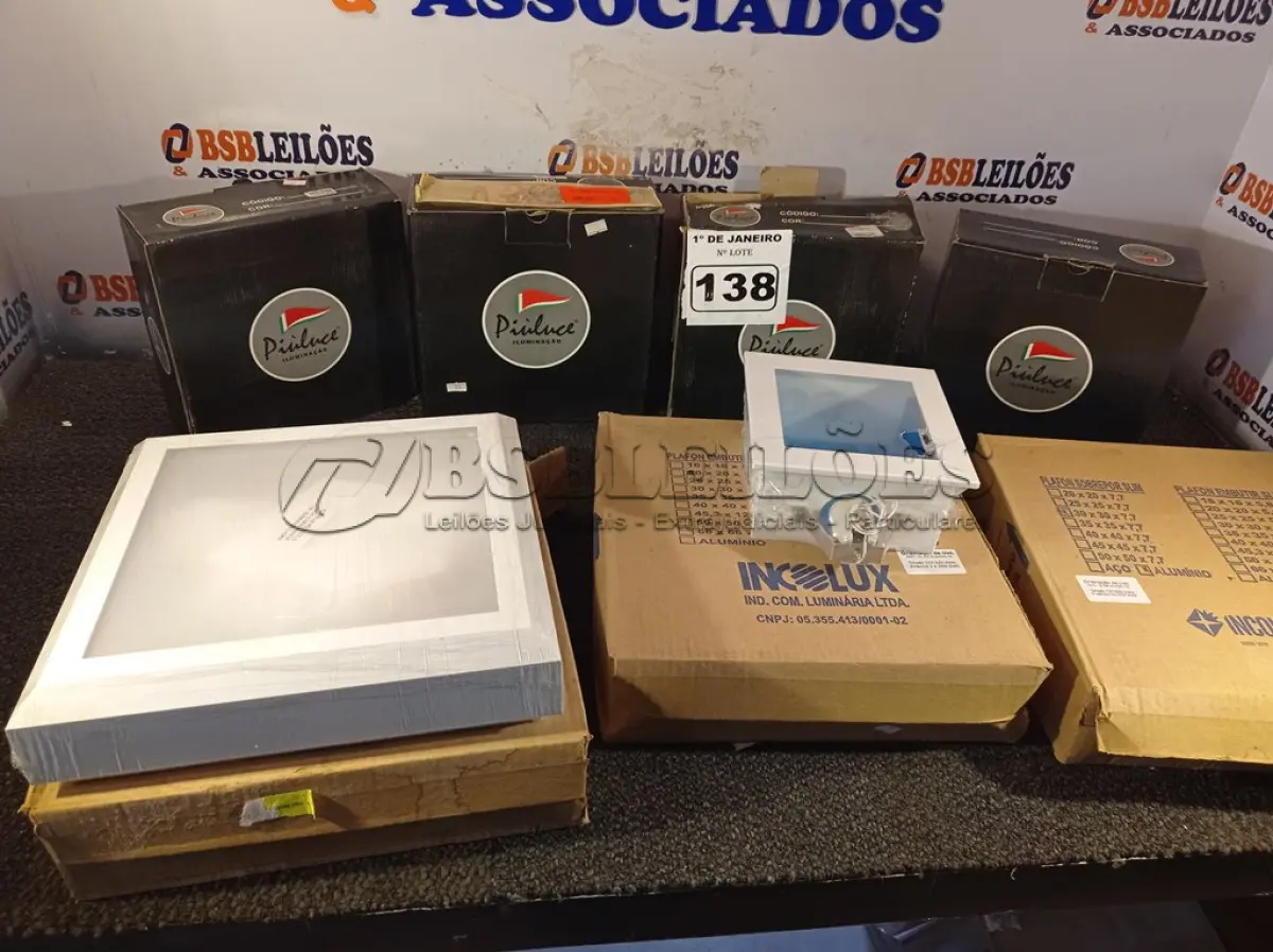 LOTE 138 - 01 LOTE COM VÁRIAS LUMINÁRIAS DE EMBUTIR. (NO ESTADO) ATENÇÃO! FAZER A VISITAÇÃO ANTES DE ARREMATAR, NÃO SABEMOS SE FUNCIONA. LEILÃO NÃO TEM GARANTIA E NEM DEVOLUÇÃO, SUJEITO A POSSÍVEIS AVARIAS VISÍVEIS/OCULTAS E/OU AUSÊNCIA DE COMPONENTES.