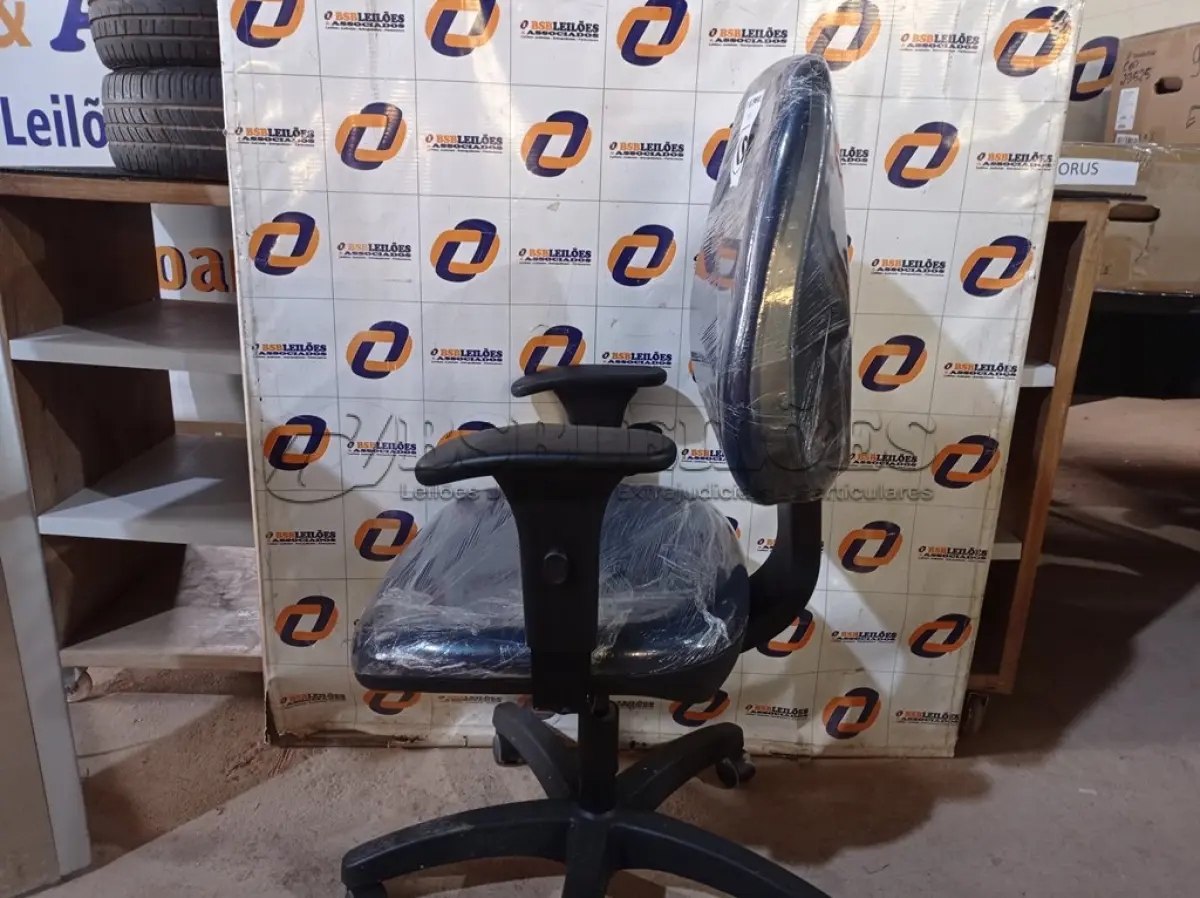 LOTE 100 - 01 CADEIRA DE ESCRITÓRIO COM BASE GIRATÓRIA. (NO ESTADO) ATENÇÃO! FAZER A VISITAÇÃO ANTES DE ARREMATAR, NÃO SABEMOS SE FUNCIONA. LEILÃO NÃO TEM GARANTIA E NEM DEVOLUÇÃO, SUJEITO A POSSÍVEIS AVARIAS VISÍVEIS/OCULTAS E/OU AUSÊNCIA DE COMPONENTES.