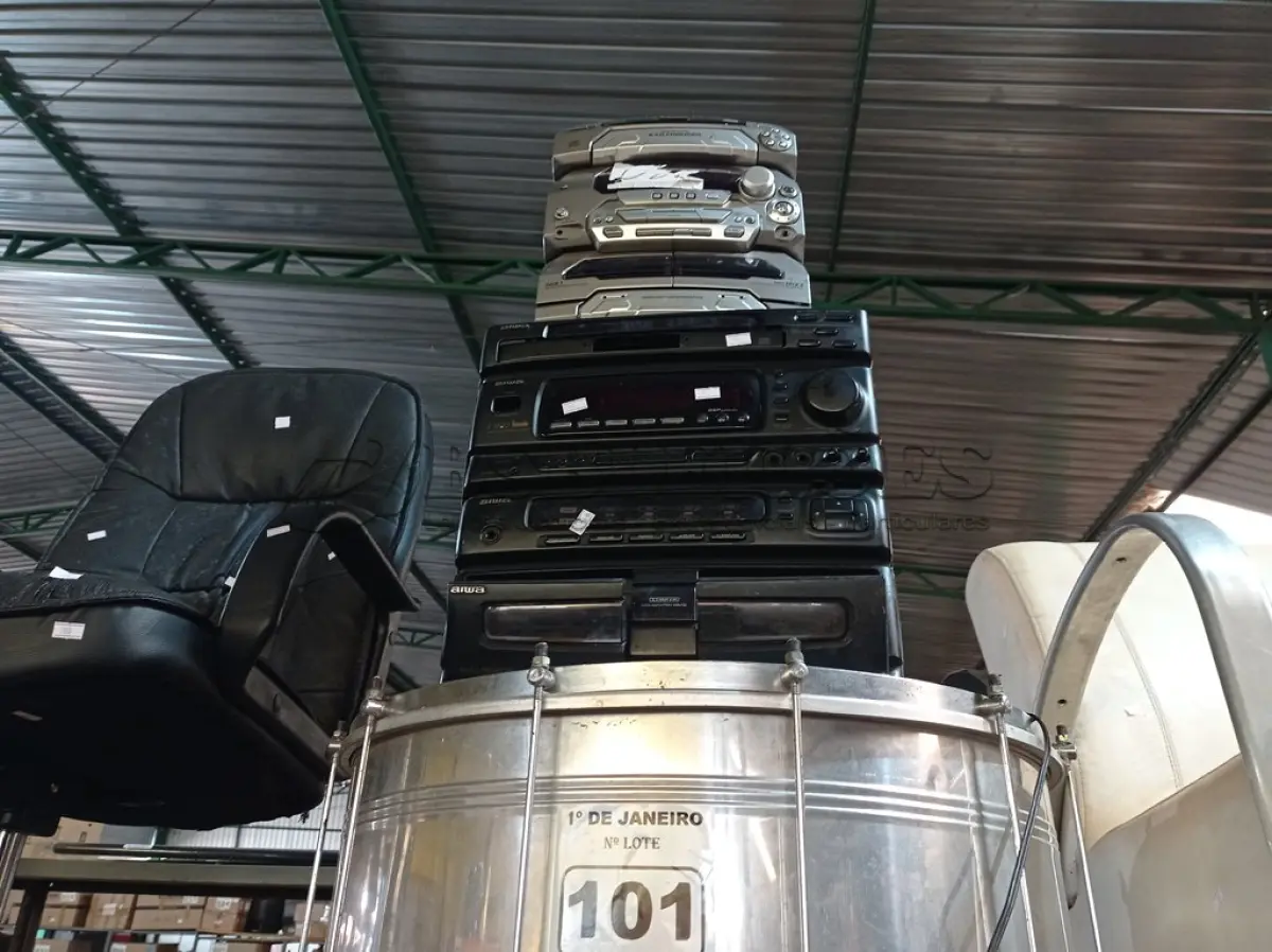 LOTE 101 - 02 APARELHOS DE SOM E 01 INSTRUMENTO MUSICAL “SURDO”. (NO ESTADO) ATENÇÃO! FAZER A VISITAÇÃO ANTES DE ARREMATAR, NÃO SABEMOS SE FUNCIONA. LEILÃO NÃO TEM GARANTIA E NEM DEVOLUÇÃO, SUJEITO A POSSÍVEIS AVARIAS VISÍVEIS/OCULTAS E/OU AUSÊNCIA DE COMPONENTES.