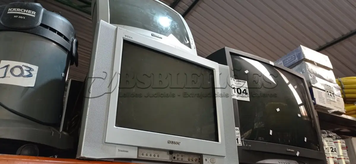 LOTE 104 - 04 TV’S DE TUBO MARCAS E MODELOS DIVERSOS. (NO ESTADO) ATENÇÃO! FAZER A VISITAÇÃO ANTES DE ARREMATAR, NÃO SABEMOS SE FUNCIONA. LEILÃO NÃO TEM GARANTIA E NEM DEVOLUÇÃO, SUJEITO A POSSÍVEIS AVARIAS VISÍVEIS/OCULTAS E/OU AUSÊNCIA DE COMPONENTES.