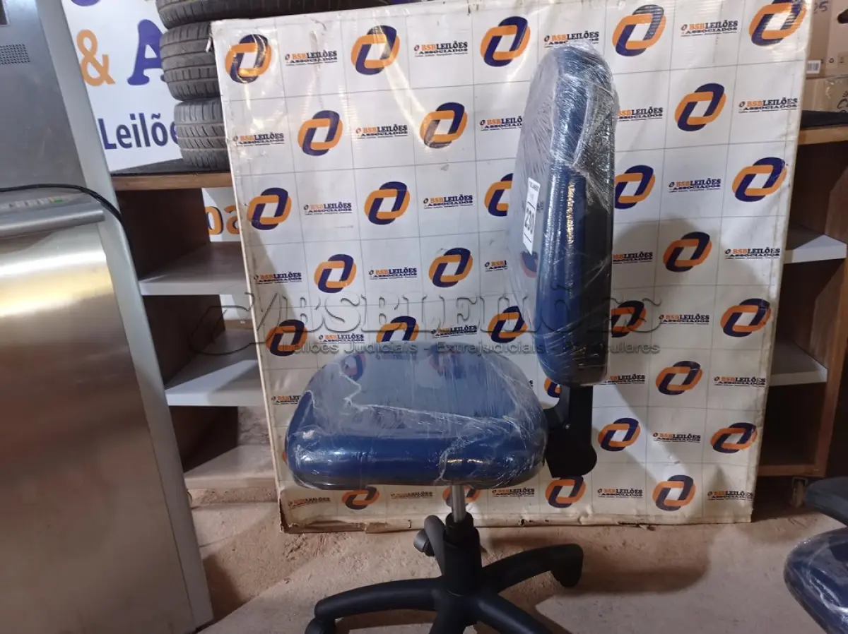 LOTE 230 - 01 CADEIRA DE ESCRITÓRIO COM BASE GIRATÓRIA. (NO ESTADO) ATENÇÃO! FAZER A VISITAÇÃO ANTES DE ARREMATAR, NÃO SABEMOS SE FUNCIONA. LEILÃO NÃO TEM GARANTIA E NEM DEVOLUÇÃO, SUJEITO A POSSÍVEIS AVARIAS VISÍVEIS/OCULTAS E/OU AUSÊNCIA DE COMPONENTES.