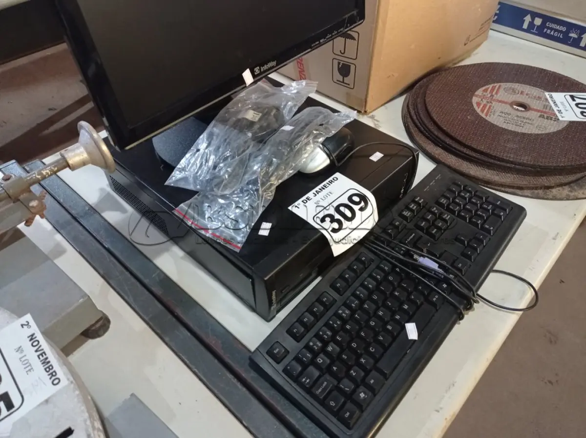 LOTE 309 - 01 CPU, 01 MONITOR, 01 TECLADO E 01 MOUSE. (NO ESTADO) ATENÇÃO! FAZER A VISITAÇÃO ANTES DE ARREMATAR, NÃO SABEMOS SE FUNCIONA. LEILÃO NÃO TEM GARANTIA E NEM DEVOLUÇÃO, SUJEITO A POSSÍVEIS AVARIAS VISÍVEIS/OCULTAS E/OU AUSÊNCIA DE COMPONENTES.