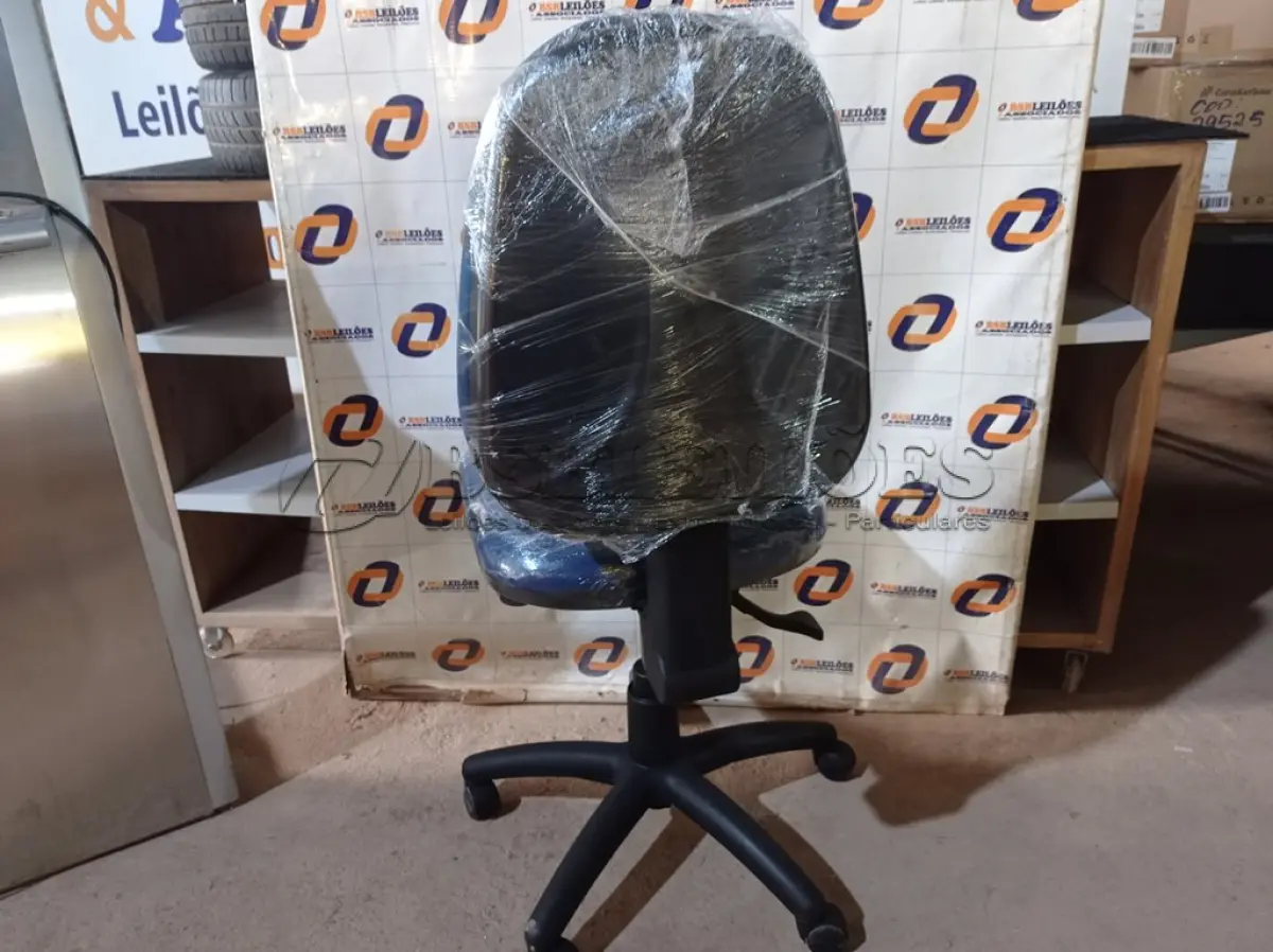 LOTE 230 - 01 CADEIRA DE ESCRITÓRIO COM BASE GIRATÓRIA. (NO ESTADO) ATENÇÃO! FAZER A VISITAÇÃO ANTES DE ARREMATAR, NÃO SABEMOS SE FUNCIONA. LEILÃO NÃO TEM GARANTIA E NEM DEVOLUÇÃO, SUJEITO A POSSÍVEIS AVARIAS VISÍVEIS/OCULTAS E/OU AUSÊNCIA DE COMPONENTES.