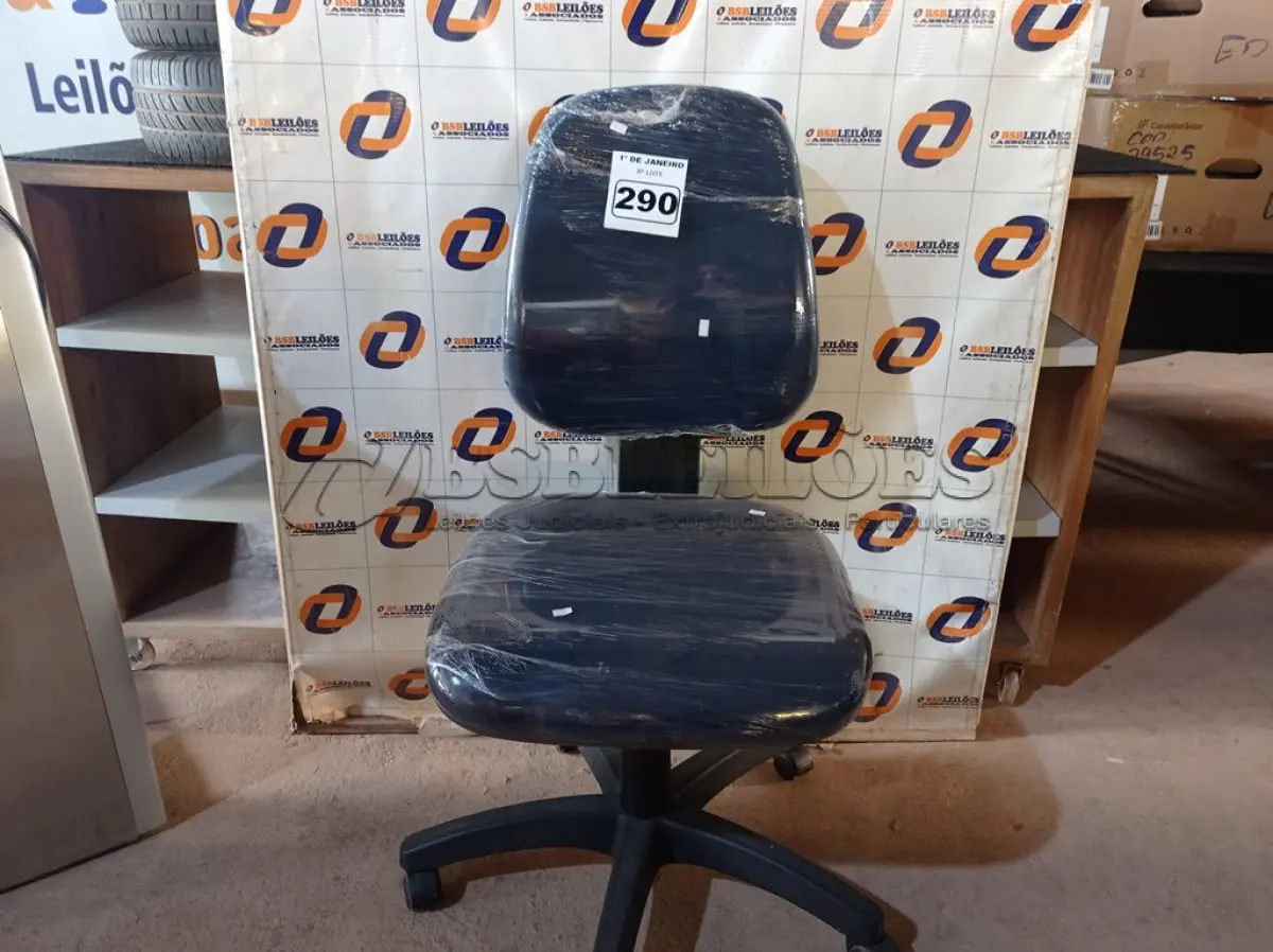LOTE 290 - 01 CADEIRA DE ESCRITÓRIO COM BASE GIRATÓRIA. (NO ESTADO) ATENÇÃO! FAZER A VISITAÇÃO ANTES DE ARREMATAR, NÃO SABEMOS SE FUNCIONA. LEILÃO NÃO TEM GARANTIA E NEM DEVOLUÇÃO, SUJEITO A POSSÍVEIS AVARIAS VISÍVEIS/OCULTAS E/OU AUSÊNCIA DE COMPONENTES.