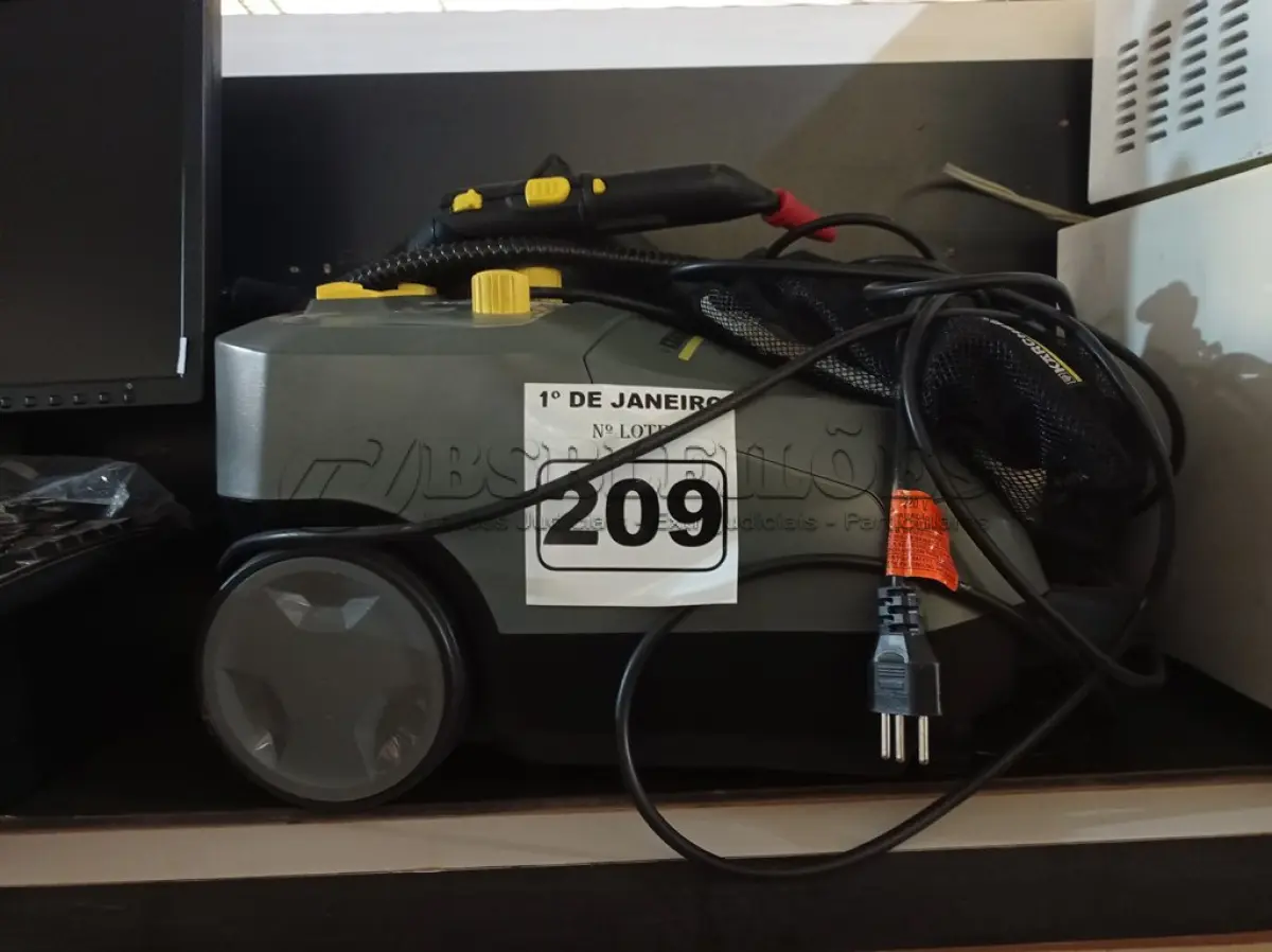 LOTE 209 - 01 ASPIRADOR DE PÓ PROFISSIONAL MARCA KARCHER SG 4/4. (NO ESTADO) ATENÇÃO! FAZER A VISITAÇÃO ANTES DE ARREMATAR, NÃO SABEMOS SE FUNCIONA. LEILÃO NÃO TEM GARANTIA E NEM DEVOLUÇÃO, SUJEITO A POSSÍVEIS AVARIAS VISÍVEIS/OCULTAS E/OU AUSÊNCIA DE COMPONENTES.