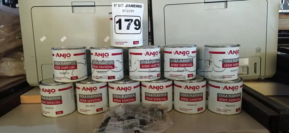 LOTE 179 - 12 LATAS DE COLA PLÁSTICA ANJO. (NO ESTADO) ATENÇÃO! FAZER A VISITAÇÃO ANTES DE ARREMATAR, NÃO SABEMOS SE FUNCIONA. LEILÃO NÃO TEM GARANTIA E NEM DEVOLUÇÃO, SUJEITO A POSSÍVEIS AVARIAS VISÍVEIS/OCULTAS E/OU AUSÊNCIA DE COMPONENTES.