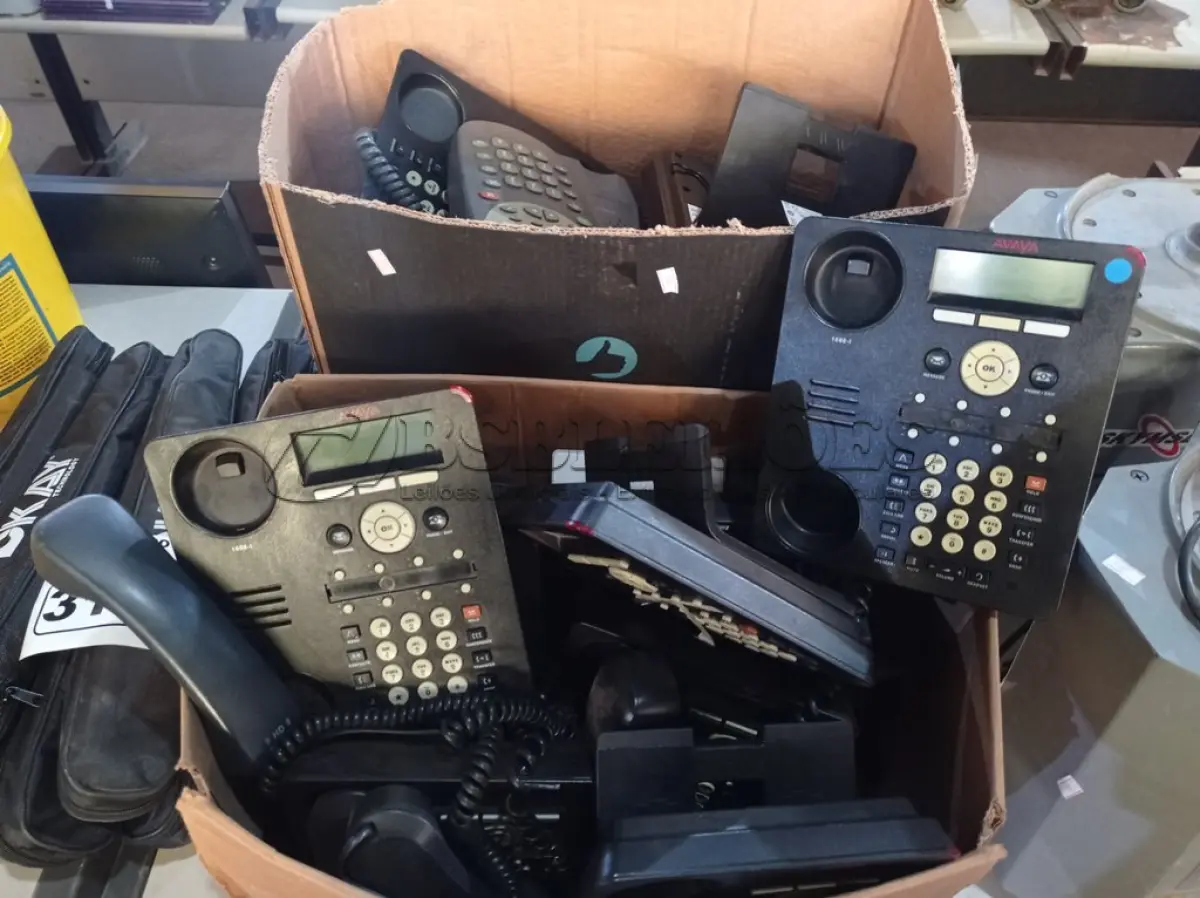 LOTE 311 - 01 LOTE COM VÁRIOS APARELHOS DE TELEFONE. (NO ESTADO) ATENÇÃO! FAZER A VISITAÇÃO ANTES DE ARREMATAR, NÃO SABEMOS SE FUNCIONA. LEILÃO NÃO TEM GARANTIA E NEM DEVOLUÇÃO, SUJEITO A POSSÍVEIS AVARIAS VISÍVEIS/OCULTAS E/OU AUSÊNCIA DE COMPONENTES.