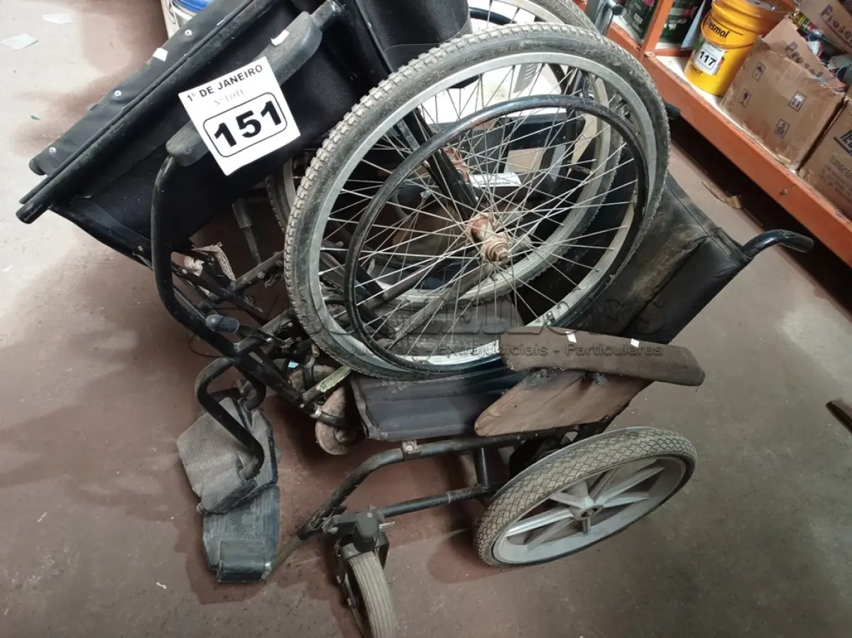 LOTE 151 - 02 CADEIRAS DE RODAS MARCAS E MODELOS DIVERSOS. (NO ESTADO) ATENÇÃO! FAZER A VISITAÇÃO ANTES DE ARREMATAR, NÃO SABEMOS SE FUNCIONA. LEILÃO NÃO TEM GARANTIA E NEM DEVOLUÇÃO, SUJEITO A POSSÍVEIS AVARIAS VISÍVEIS/OCULTAS E/OU AUSÊNCIA DE COMPONENTES.