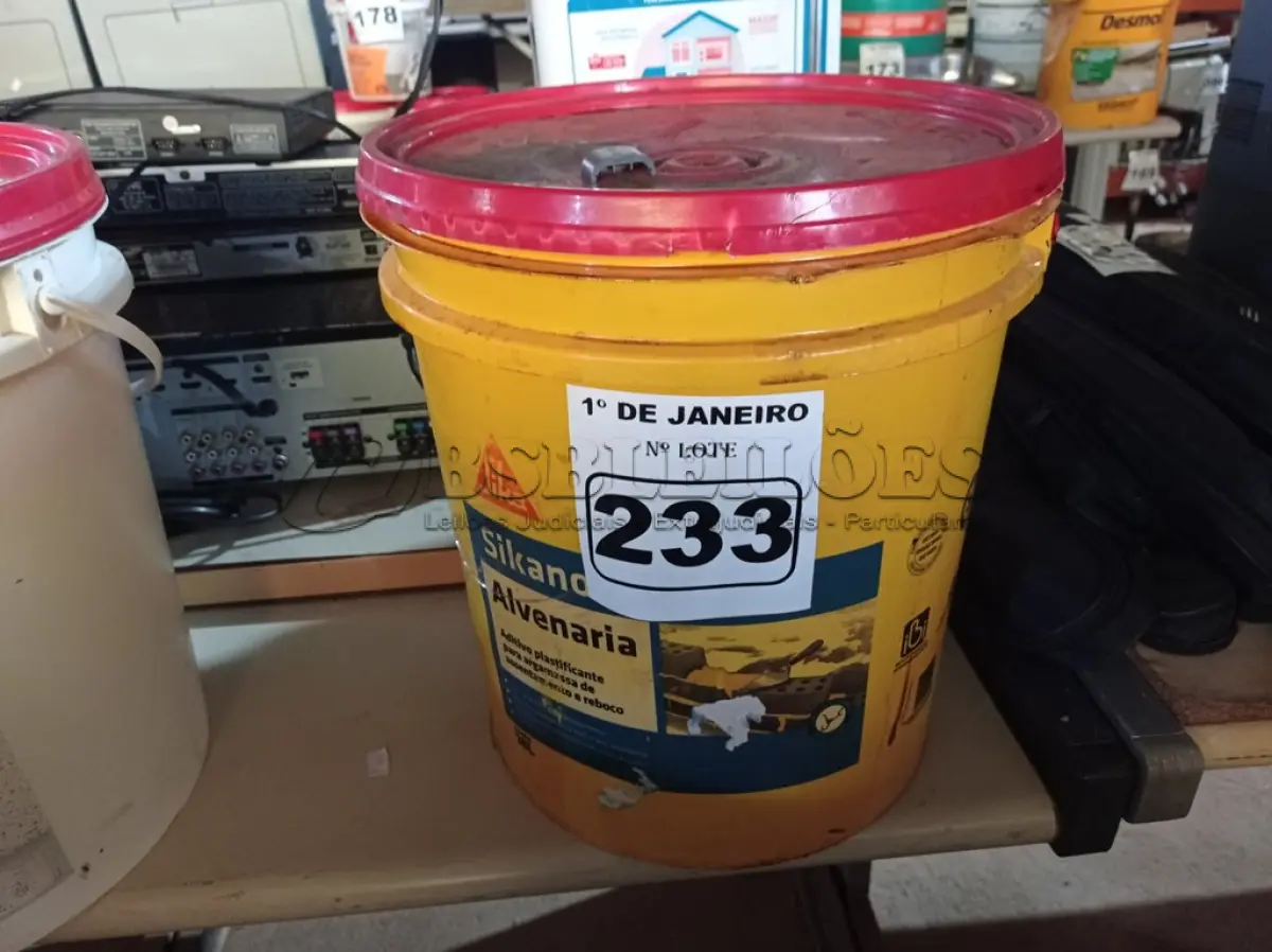 LOTE 233 - 01 BALDE DE SIKANOL ALVENARIA, ADITIVO PLASTIFICANTE PARA ARGAMASSA DE ASSENTAMENTO E REBOCO 18L. (NO ESTADO) ATENÇÃO! FAZER A VISITAÇÃO ANTES DE ARREMATAR, NÃO SABEMOS SE FUNCIONA. LEILÃO NÃO TEM GARANTIA E NEM DEVOLUÇÃO, SUJEITO A POSSÍVEIS AVARIAS VISÍVEIS/OCULTAS E/OU AUSÊNCIA DE COMPONENTES.