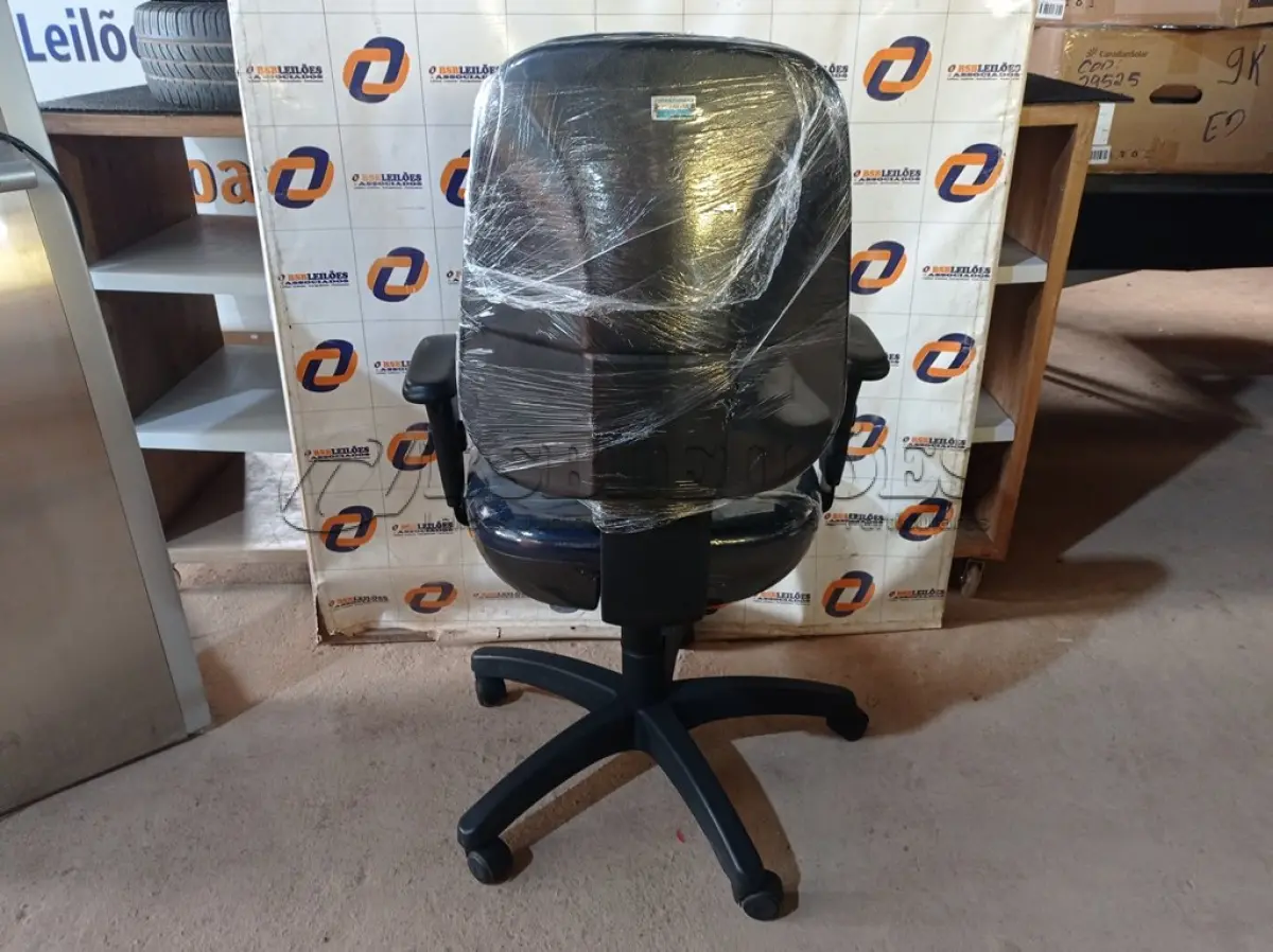 LOTE 280 - 01 CADEIRA DE ESCRITÓRIO COM BASE GIRATÓRIA. (NO ESTADO) ATENÇÃO! FAZER A VISITAÇÃO ANTES DE ARREMATAR, NÃO SABEMOS SE FUNCIONA. LEILÃO NÃO TEM GARANTIA E NEM DEVOLUÇÃO, SUJEITO A POSSÍVEIS AVARIAS VISÍVEIS/OCULTAS E/OU AUSÊNCIA DE COMPONENTES.