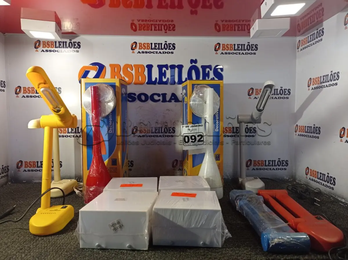 LOTE 092 - 01 LOTE COM VÁRIAS LUMINÁRIAS MARCAS E MODELOS DIVERSOS. (NO ESTADO) ATENÇÃO! FAZER A VISITAÇÃO ANTES DE ARREMATAR, NÃO SABEMOS SE FUNCIONA. LEILÃO NÃO TEM GARANTIA E NEM DEVOLUÇÃO, SUJEITO A POSSÍVEIS AVARIAS VISÍVEIS/OCULTAS E/OU AUSÊNCIA DE COMPONENTES.