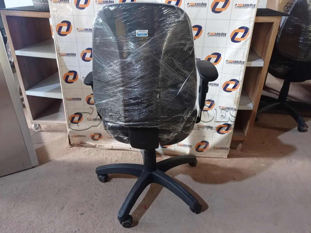 LOTE 300 - 01 CADEIRA DE ESCRITÓRIO COM BASE GIRATÓRIA. (NO ESTADO) ATENÇÃO! FAZER A VISITAÇÃO ANTES DE ARREMATAR, NÃO SABEMOS SE FUNCIONA. LEILÃO NÃO TEM GARANTIA E NEM DEVOLUÇÃO, SUJEITO A POSSÍVEIS AVARIAS VISÍVEIS/OCULTAS E/OU AUSÊNCIA DE COMPONENTES.