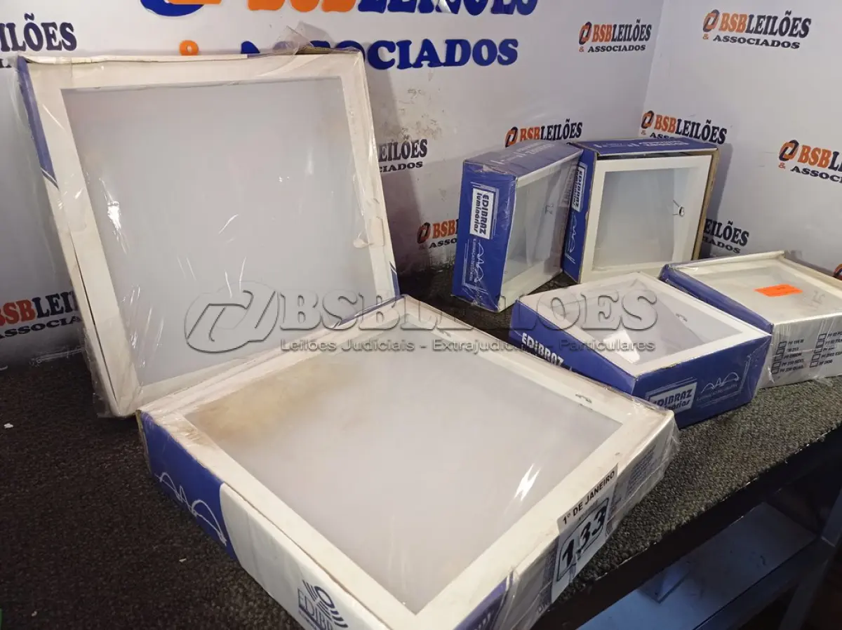 LOTE 133 - 01 LOTE COM VÁRIAS LUMINÁRIAS DE EMBUTIR. (NO ESTADO) ATENÇÃO! FAZER A VISITAÇÃO ANTES DE ARREMATAR, NÃO SABEMOS SE FUNCIONA. LEILÃO NÃO TEM GARANTIA E NEM DEVOLUÇÃO, SUJEITO A POSSÍVEIS AVARIAS VISÍVEIS/OCULTAS E/OU AUSÊNCIA DE COMPONENTES.