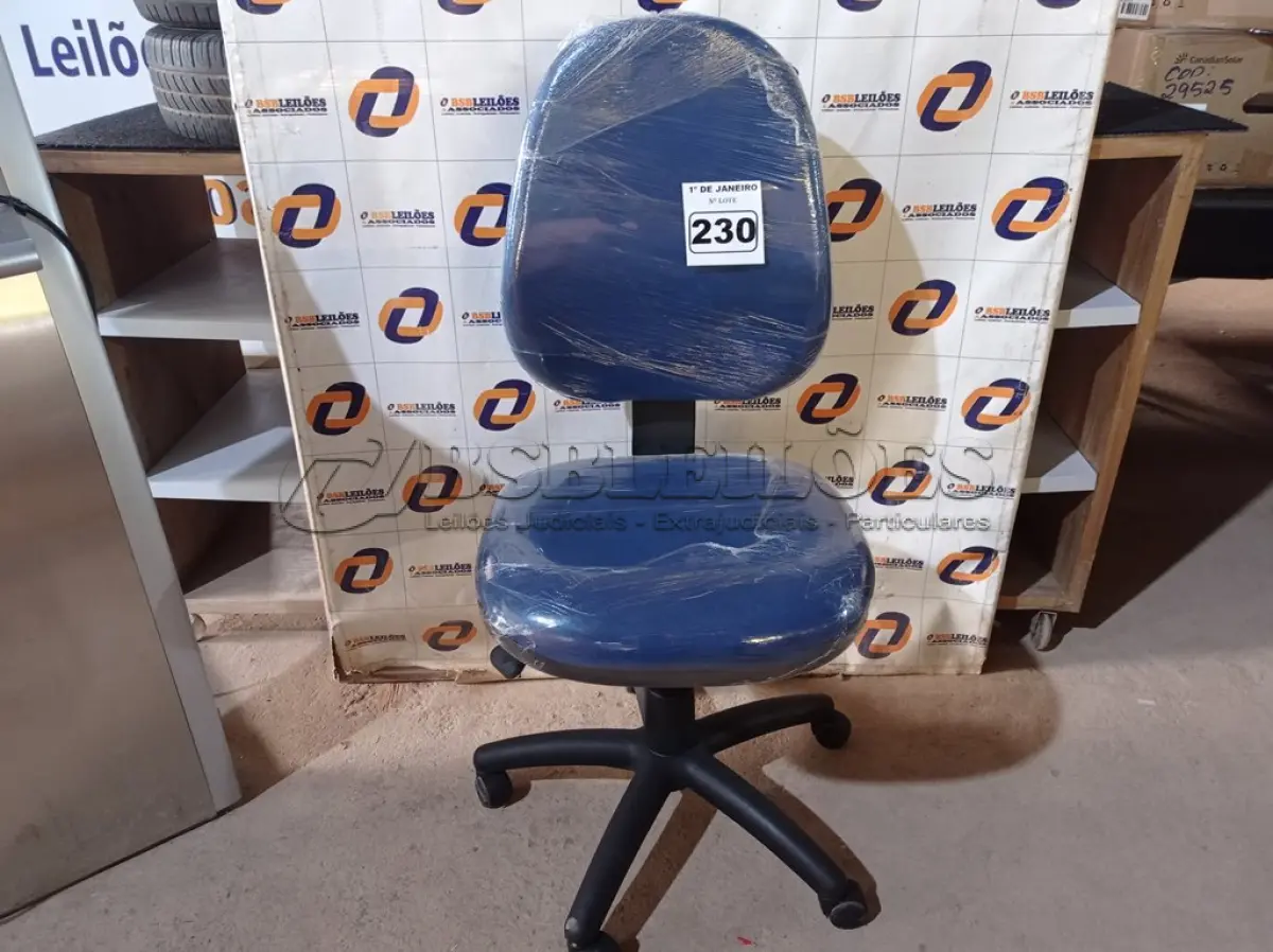 LOTE 230 - 01 CADEIRA DE ESCRITÓRIO COM BASE GIRATÓRIA. (NO ESTADO) ATENÇÃO! FAZER A VISITAÇÃO ANTES DE ARREMATAR, NÃO SABEMOS SE FUNCIONA. LEILÃO NÃO TEM GARANTIA E NEM DEVOLUÇÃO, SUJEITO A POSSÍVEIS AVARIAS VISÍVEIS/OCULTAS E/OU AUSÊNCIA DE COMPONENTES.