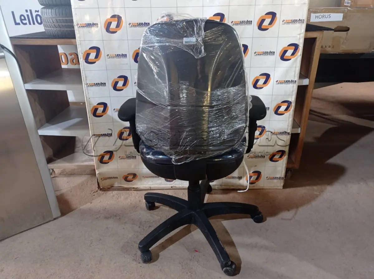 LOTE 120 - 01 CADEIRA DE ESCRITÓRIO COM BASE GIRATÓRIA. (NO ESTADO) ATENÇÃO! FAZER A VISITAÇÃO ANTES DE ARREMATAR, NÃO SABEMOS SE FUNCIONA. LEILÃO NÃO TEM GARANTIA E NEM DEVOLUÇÃO, SUJEITO A POSSÍVEIS AVARIAS VISÍVEIS/OCULTAS E/OU AUSÊNCIA DE COMPONENTES.