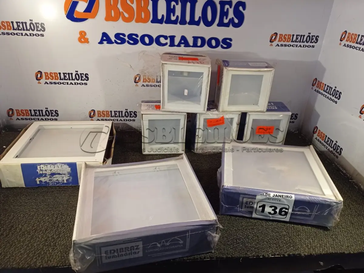 LOTE 136 - 01 LOTE COM VÁRIAS LUMINÁRIAS DE EMBUTIR. (NO ESTADO) ATENÇÃO! FAZER A VISITAÇÃO ANTES DE ARREMATAR, NÃO SABEMOS SE FUNCIONA. LEILÃO NÃO TEM GARANTIA E NEM DEVOLUÇÃO, SUJEITO A POSSÍVEIS AVARIAS VISÍVEIS/OCULTAS E/OU AUSÊNCIA DE COMPONENTES.