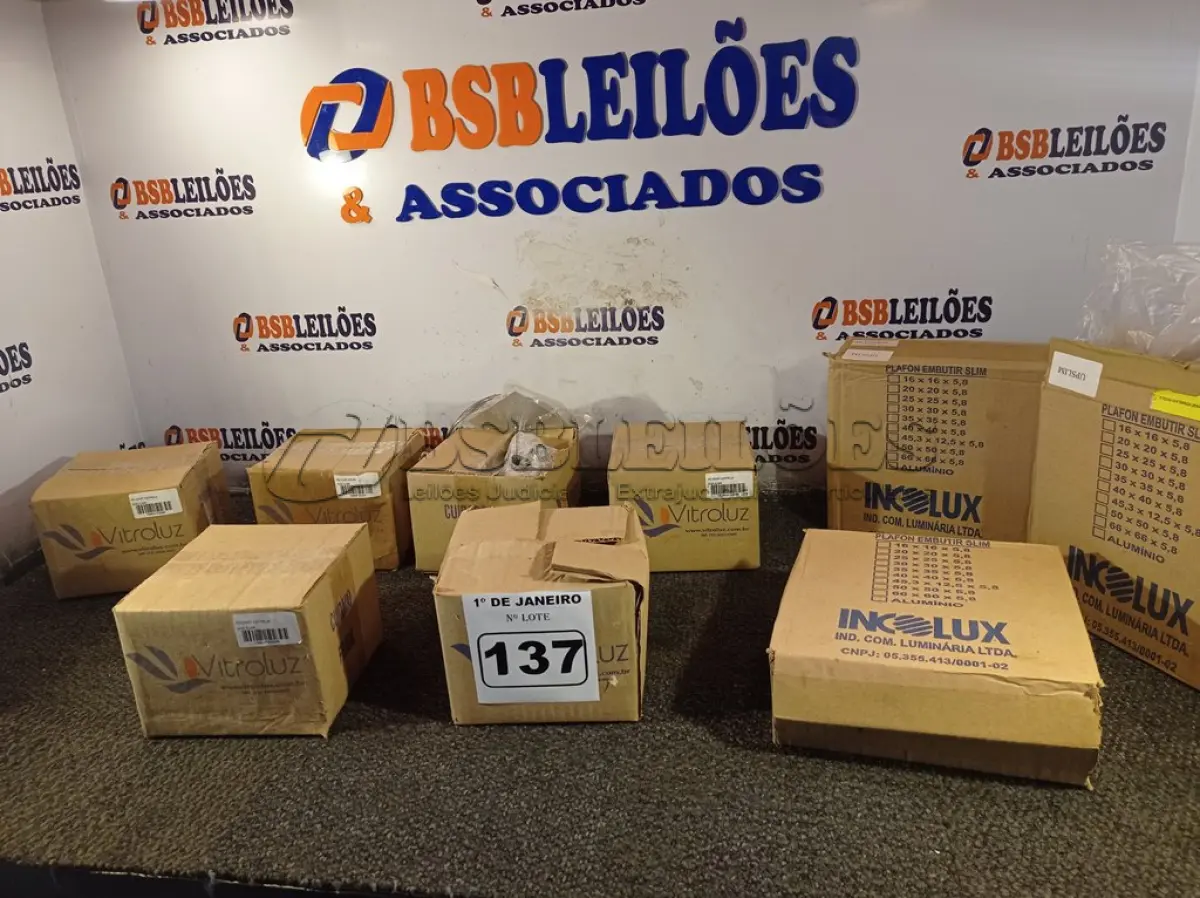 LOTE 137 - 01 LOTE COM VÁRIAS LUMINÁRIAS DE EMBUTIR. (NO ESTADO) ATENÇÃO! FAZER A VISITAÇÃO ANTES DE ARREMATAR, NÃO SABEMOS SE FUNCIONA. LEILÃO NÃO TEM GARANTIA E NEM DEVOLUÇÃO, SUJEITO A POSSÍVEIS AVARIAS VISÍVEIS/OCULTAS E/OU AUSÊNCIA DE COMPONENTES.