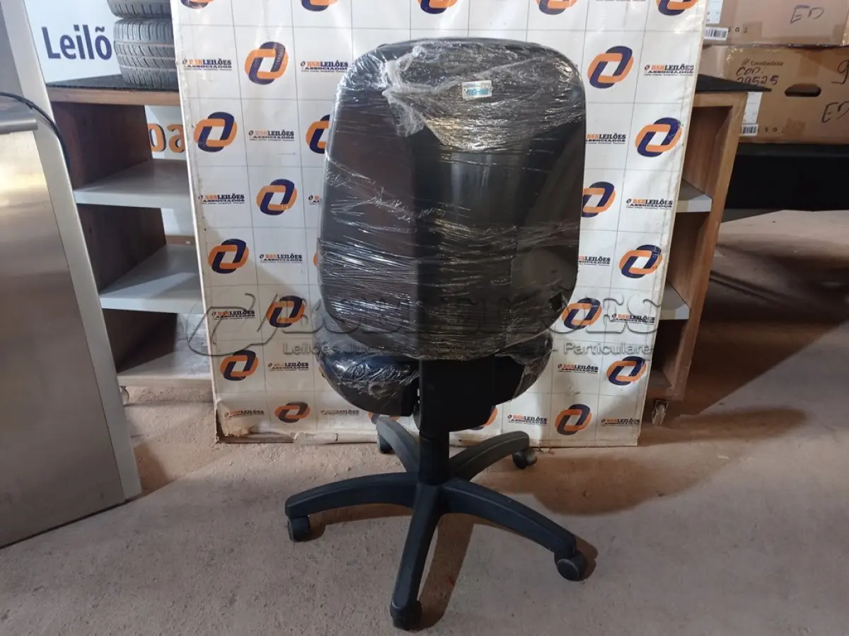 LOTE 290 - 01 CADEIRA DE ESCRITÓRIO COM BASE GIRATÓRIA. (NO ESTADO) ATENÇÃO! FAZER A VISITAÇÃO ANTES DE ARREMATAR, NÃO SABEMOS SE FUNCIONA. LEILÃO NÃO TEM GARANTIA E NEM DEVOLUÇÃO, SUJEITO A POSSÍVEIS AVARIAS VISÍVEIS/OCULTAS E/OU AUSÊNCIA DE COMPONENTES.