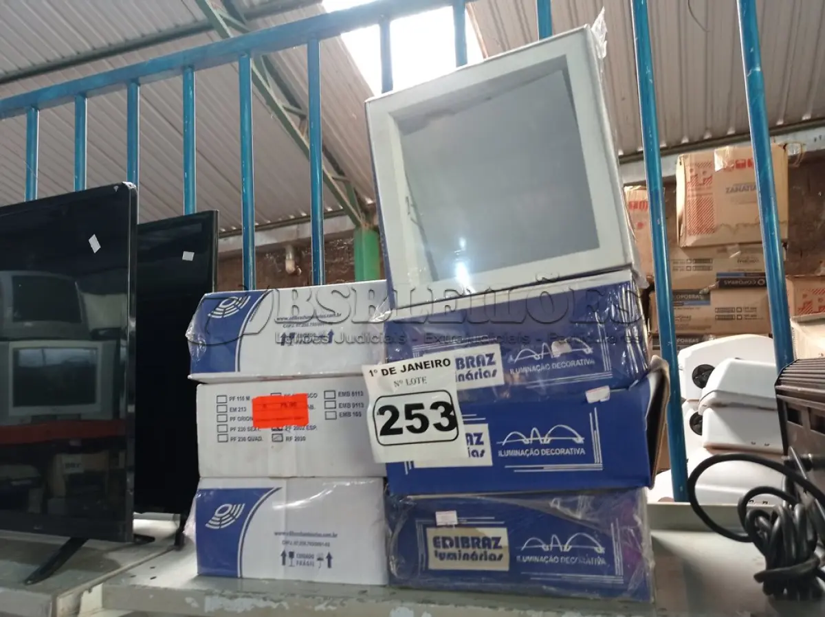 LOTE 253 - 01 LOTE COM VÁRIAS LUMINÁRIAS DE EMBUTIR. (NO ESTADO) ATENÇÃO! FAZER A VISITAÇÃO ANTES DE ARREMATAR, NÃO SABEMOS SE FUNCIONA. LEILÃO NÃO TEM GARANTIA E NEM DEVOLUÇÃO, SUJEITO A POSSÍVEIS AVARIAS VISÍVEIS/OCULTAS E/OU AUSÊNCIA DE COMPONENTES.