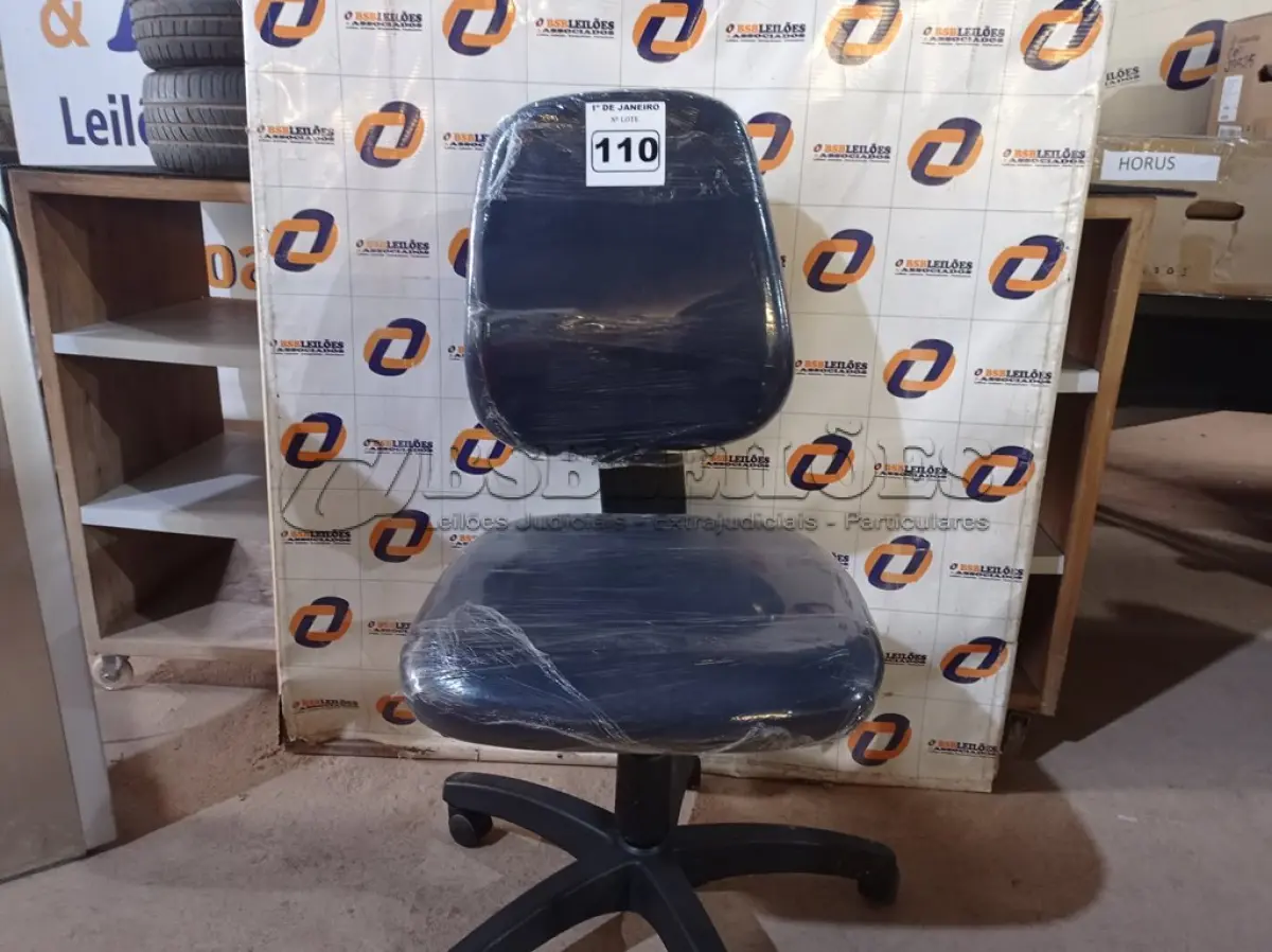 LOTE 110 - 01 CADEIRA DE ESCRITÓRIO COM BASE GIRATÓRIA. (NO ESTADO) ATENÇÃO! FAZER A VISITAÇÃO ANTES DE ARREMATAR, NÃO SABEMOS SE FUNCIONA. LEILÃO NÃO TEM GARANTIA E NEM DEVOLUÇÃO, SUJEITO A POSSÍVEIS AVARIAS VISÍVEIS/OCULTAS E/OU AUSÊNCIA DE COMPONENTES.