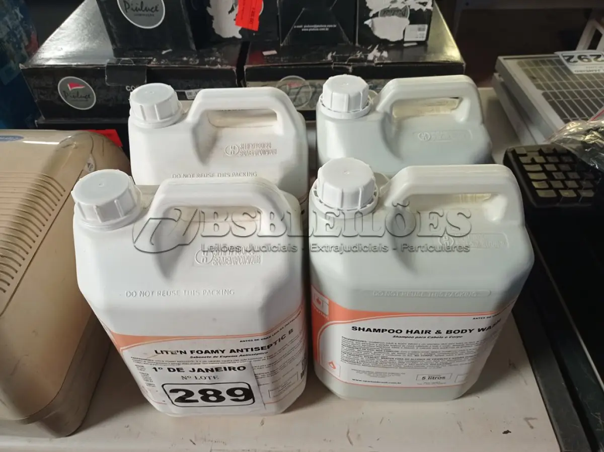 LOTE 289 - 10 LITROS DE SABONETE DE ESPUMA ANTISSÉPTICO E 10 LITROS DE SHAMPOO PARA CABELO E CORPO. (NO ESTADO) ATENÇÃO! FAZER A VISITAÇÃO ANTES DE ARREMATAR, NÃO SABEMOS SE FUNCIONA. LEILÃO NÃO TEM GARANTIA E NEM DEVOLUÇÃO, SUJEITO A POSSÍVEIS AVARIAS VISÍVEIS/OCULTAS E/OU AUSÊNCIA DE COMPONENTES.