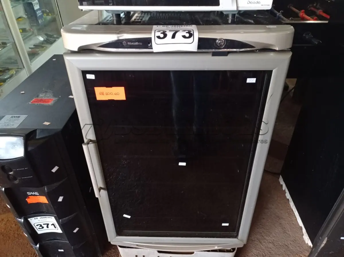 LOTE 373 - 01 ADEGA METALFRIO. (NO ESTADO) ATENÇÃO! FAZER A VISITAÇÃO ANTES DE ARREMATAR, NÃO SABEMOS SE FUNCIONA. LEILÃO NÃO TEM GARANTIA E NEM DEVOLUÇÃO, SUJEITO A POSSÍVEIS AVARIAS VISÍVEIS/OCULTAS E/OU AUSÊNCIA DE COMPONENTES.