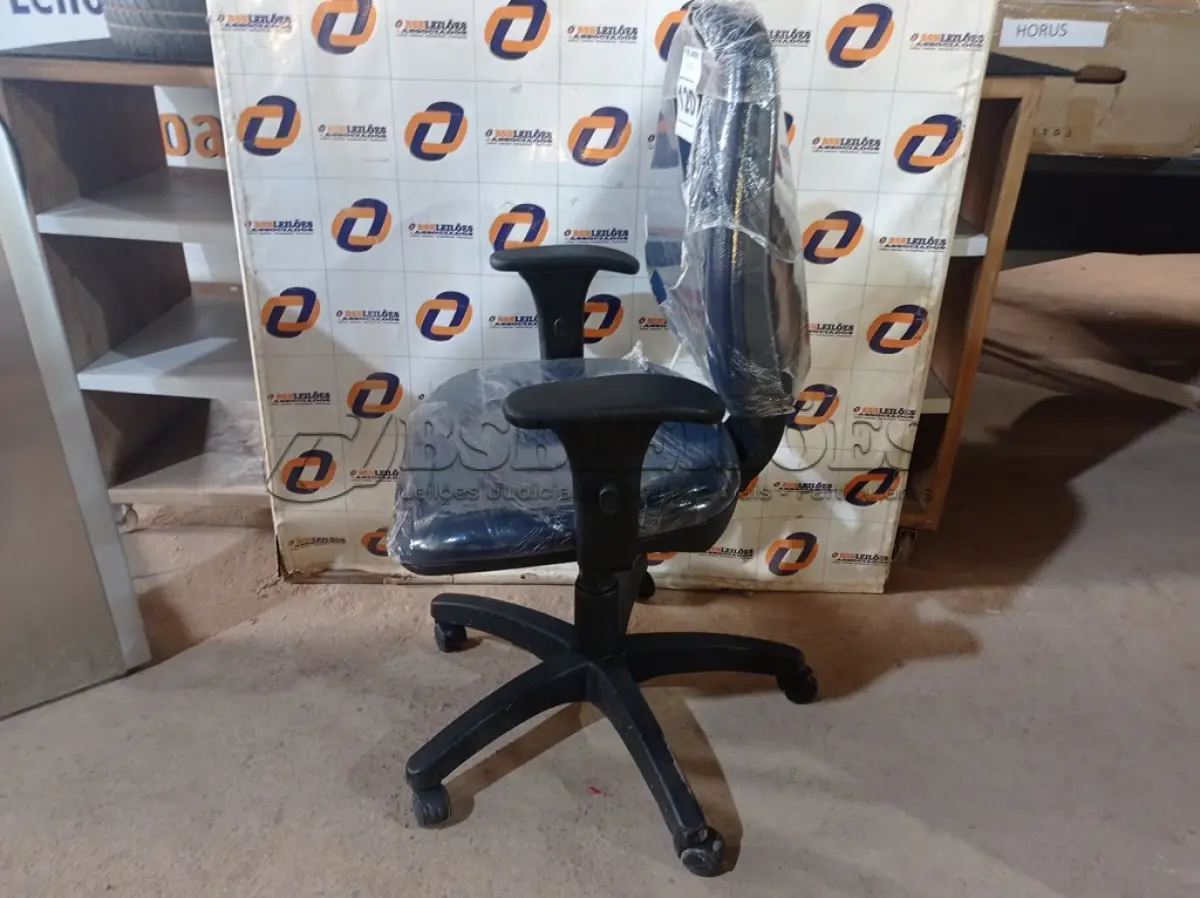 LOTE 120 - 01 CADEIRA DE ESCRITÓRIO COM BASE GIRATÓRIA. (NO ESTADO) ATENÇÃO! FAZER A VISITAÇÃO ANTES DE ARREMATAR, NÃO SABEMOS SE FUNCIONA. LEILÃO NÃO TEM GARANTIA E NEM DEVOLUÇÃO, SUJEITO A POSSÍVEIS AVARIAS VISÍVEIS/OCULTAS E/OU AUSÊNCIA DE COMPONENTES.