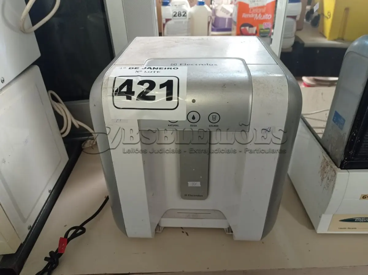 LOTE 421 - 01 PURIFICADOR DE ÁGUA MARCA ELECTROLUX. (NO ESTADO) ATENÇÃO! FAZER A VISITAÇÃO ANTES DE ARREMATAR, NÃO SABEMOS SE FUNCIONA. LEILÃO NÃO TEM GARANTIA E NEM DEVOLUÇÃO, SUJEITO A POSSÍVEIS AVARIAS VISÍVEIS/OCULTAS E/OU AUSÊNCIA DE COMPONENTES.
