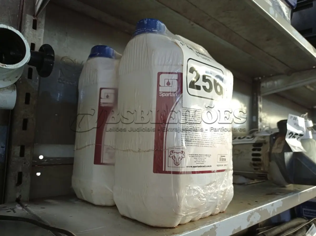 LOTE 256 - 10 LITROS DE CLOROCLEAN. (NO ESTADO) ATENÇÃO! FAZER A VISITAÇÃO ANTES DE ARREMATAR, NÃO SABEMOS SE FUNCIONA. LEILÃO NÃO TEM GARANTIA E NEM DEVOLUÇÃO, SUJEITO A POSSÍVEIS AVARIAS VISÍVEIS/OCULTAS E/OU AUSÊNCIA DE COMPONENTES.