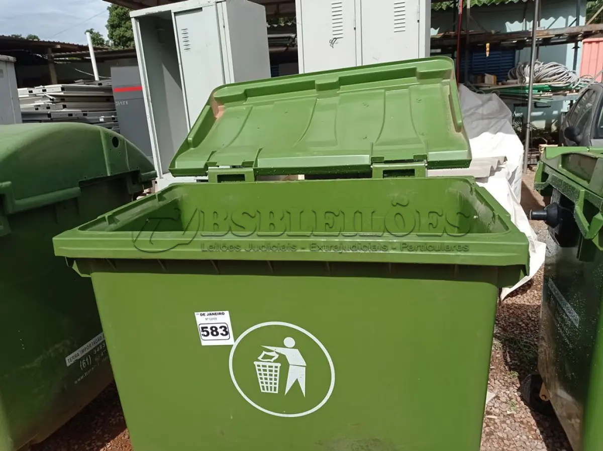 LOTE 509 - 01 CONTÊINER HDPE EN840 660L.  (NO ESTADO) ATENÇÃO! FAZER A VISITAÇÃO ANTES DE ARREMATAR, NÃO SABEMOS SE FUNCIONA. LEILÃO NÃO TEM GARANTIA E NEM DEVOLUÇÃO, SUJEITO A POSSÍVEIS AVARIAS VISÍVEIS/OCULTAS E/OU AUSÊNCIA DE COMPONENTES.