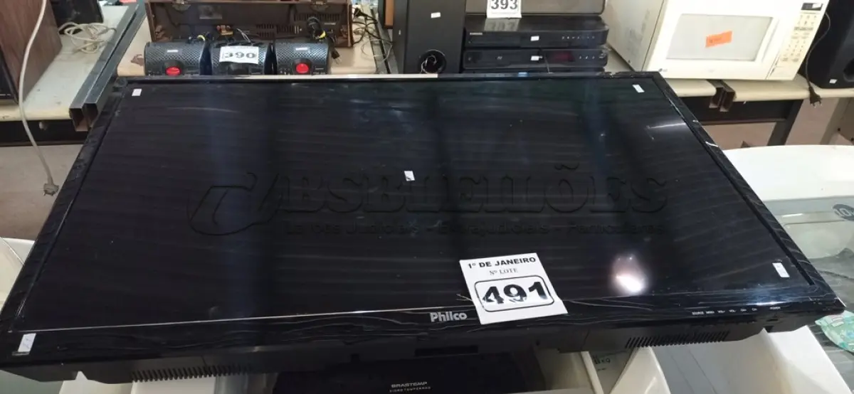 LOTE 491 - 01 TV PHILCO 40” POL. (NO ESTADO) ATENÇÃO! FAZER A VISITAÇÃO ANTES DE ARREMATAR, NÃO SABEMOS SE FUNCIONA. LEILÃO NÃO TEM GARANTIA E NEM DEVOLUÇÃO, SUJEITO A POSSÍVEIS AVARIAS VISÍVEIS/OCULTAS E/OU AUSÊNCIA DE COMPONENTES.