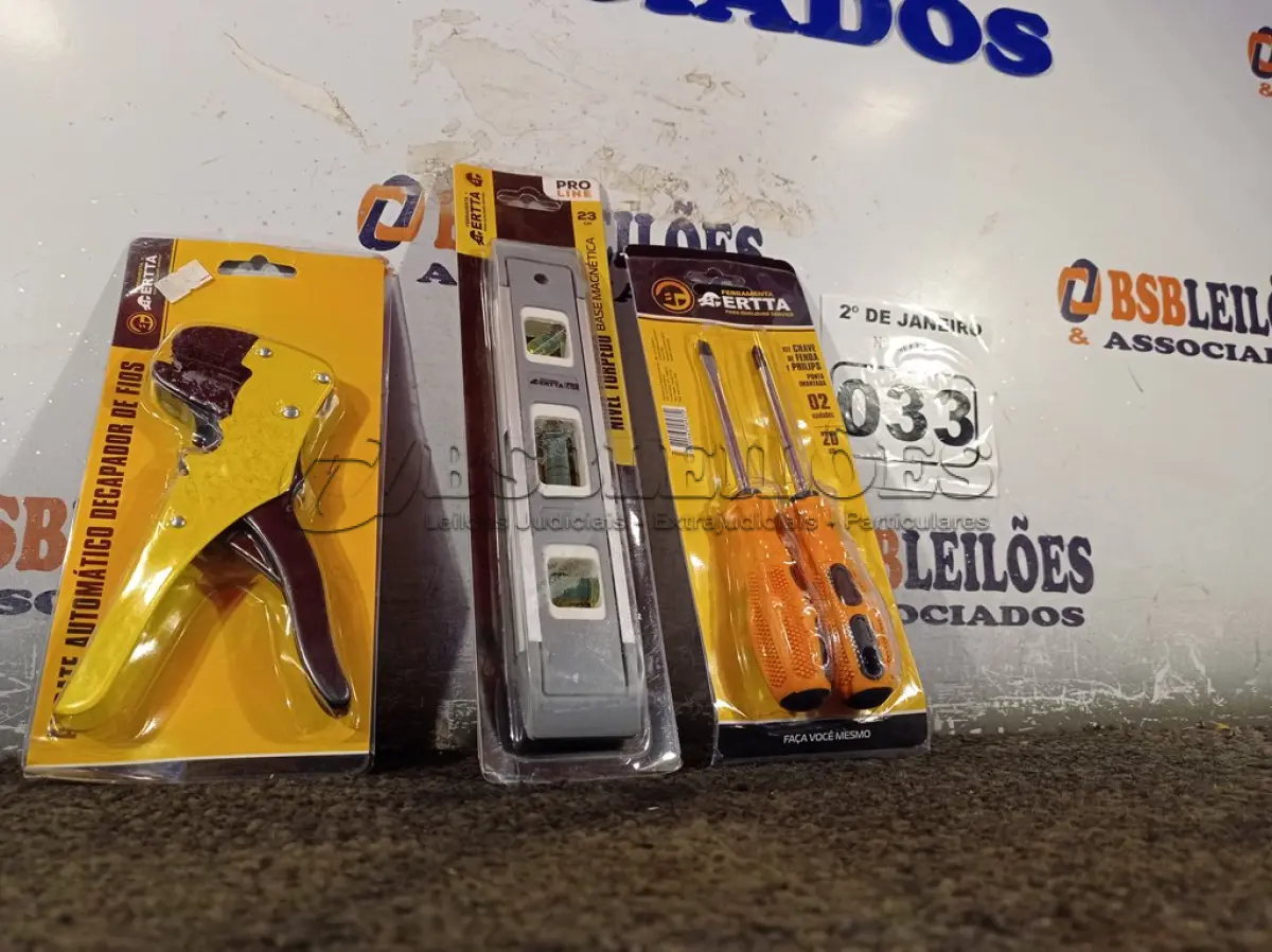 LOTE 033 - 01 KIT DE CHAVES DE FENDA E PHILIPS PONTA IMANTADA 20 CM COM 02 UNIDADES, 01 NÍVEL TORPEDO BASE MAGNÉTICA 23CM E 01 DESCASCADOR DE FIOS. (NOVO) (NO ESTADO) ATENÇÃO! FAZER A VISITAÇÃO ANTES DE ARREMATAR, NÃO SABEMOS SE FUNCIONA. LEILÃO NÃO TEM GARANTIA E NEM DEVOLUÇÃO, SUJEITO A POSSÍVEIS AVARIAS VISÍVEIS/OCULTAS E/OU AUSÊNCIA DE COMPONENTES.
