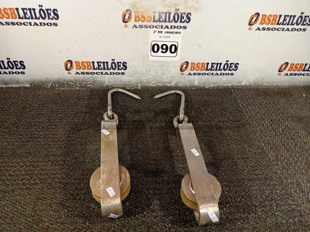 LOTE 090 - 02 SUPORTES DE AÇO PARA CARRETILHA.(NO ESTADO) ATENÇÃO! FAZER A VISITAÇÃO ANTES DE ARREMATAR, NÃO SABEMOS SE FUNCIONA. LEILÃO NÃO TEM GARANTIA E NEM DEVOLUÇÃO, SUJEITO A POSSÍVEIS AVARIAS VISÍVEIS/OCULTAS E/OU AUSÊNCIA DE COMPONENTES.