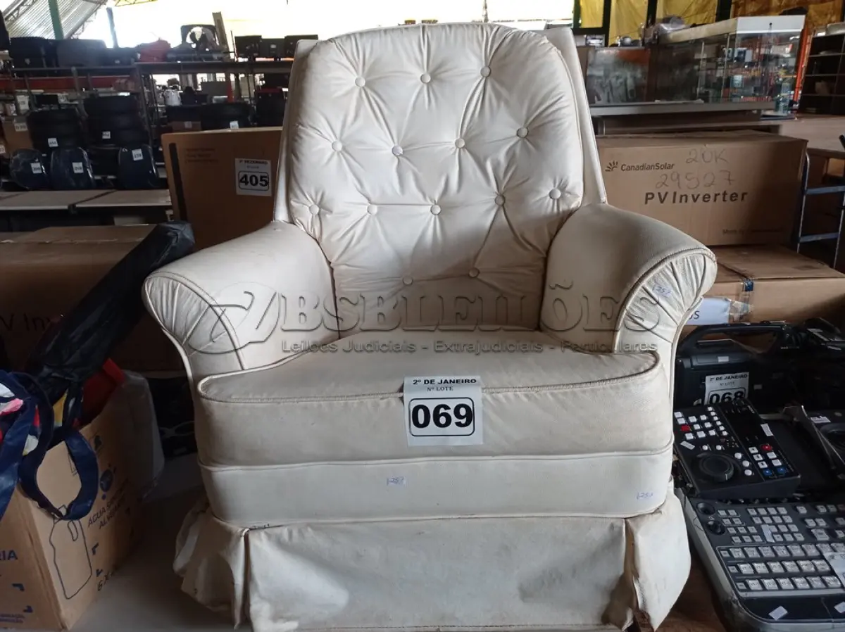 LOTE 069 - 01 POLTRONA. (NO ESTADO) ATENÇÃO! FAZER A VISITAÇÃO ANTES DE ARREMATAR, NÃO SABEMOS SE FUNCIONA. LEILÃO NÃO TEM GARANTIA E NEM DEVOLUÇÃO, SUJEITO A POSSÍVEIS AVARIAS VISÍVEIS/OCULTAS E/OU AUSÊNCIA DE COMPONENTES.