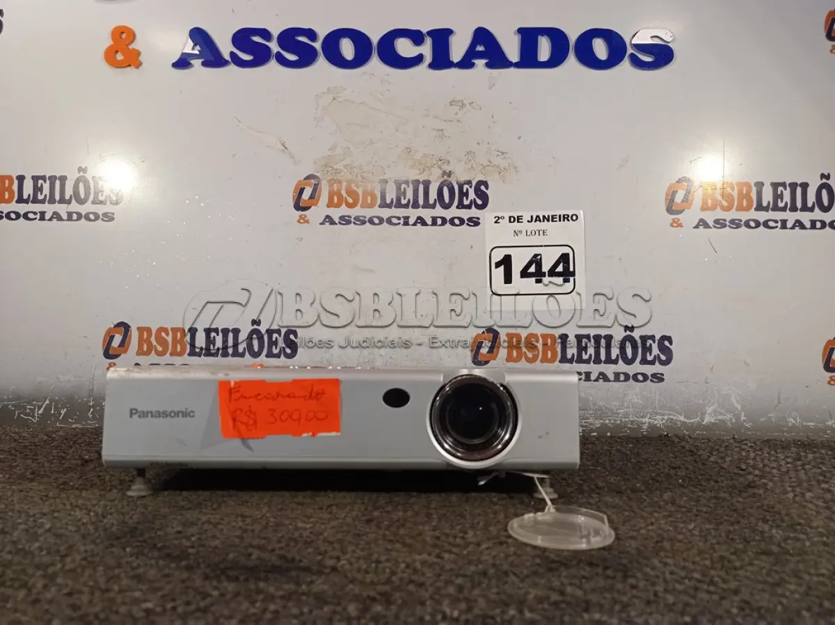 LOTE 144 - 01 PROJETOR MULTIMIDIA MARCA PANASONIC BIVOLT. (NO ESTADO) ATENÇÃO! FAZER A VISITAÇÃO ANTES DE ARREMATAR, NÃO SABEMOS SE FUNCIONA. LEILÃO NÃO TEM GARANTIA E NEM DEVOLUÇÃO, SUJEITO A POSSÍVEIS AVARIAS VISÍVEIS/OCULTAS E/OU AUSÊNCIA DE COMPONENTES.