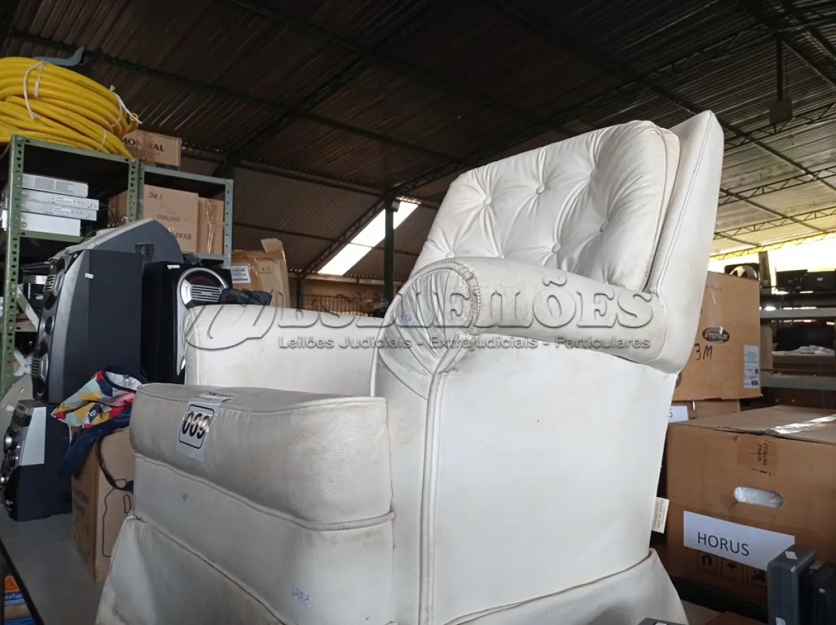LOTE 069 - 01 POLTRONA. (NO ESTADO) ATENÇÃO! FAZER A VISITAÇÃO ANTES DE ARREMATAR, NÃO SABEMOS SE FUNCIONA. LEILÃO NÃO TEM GARANTIA E NEM DEVOLUÇÃO, SUJEITO A POSSÍVEIS AVARIAS VISÍVEIS/OCULTAS E/OU AUSÊNCIA DE COMPONENTES.
