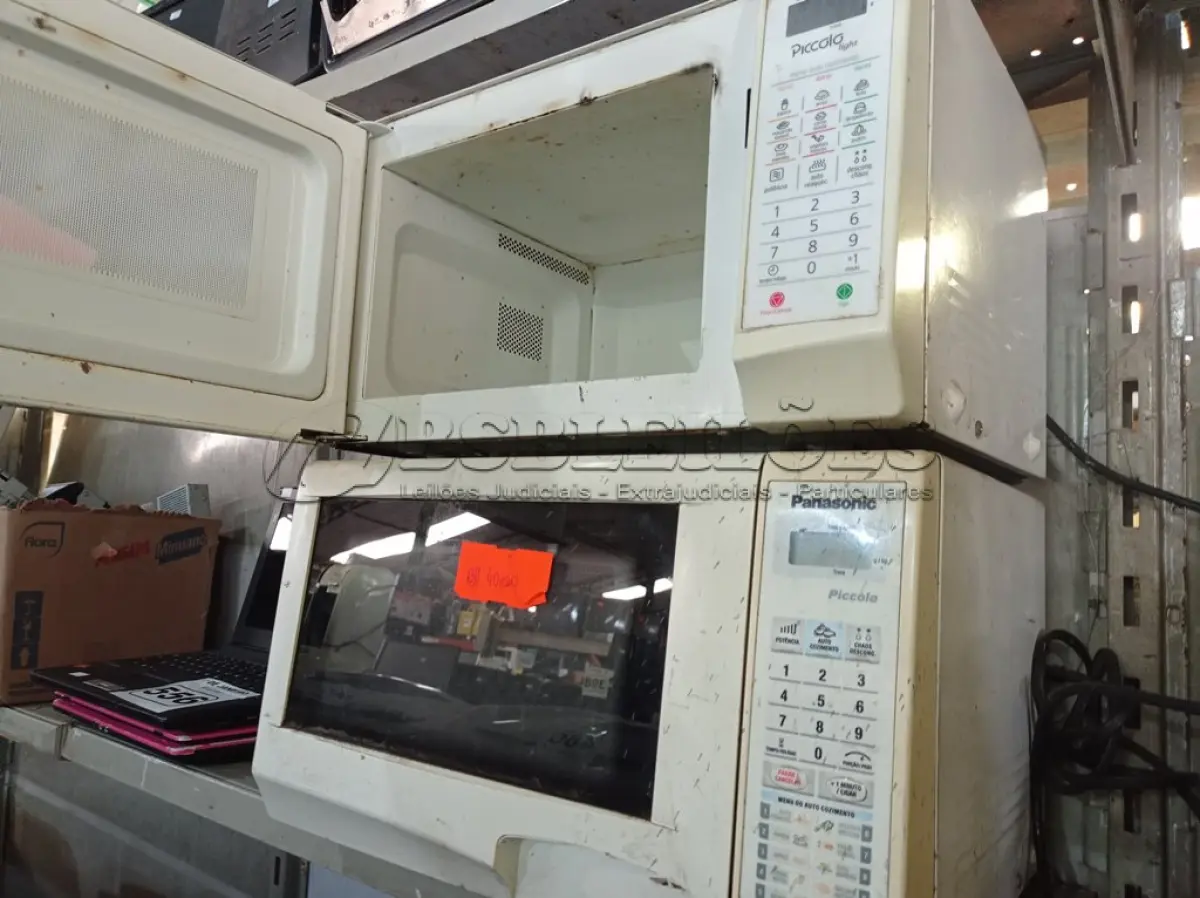 LOTE 557 - 02 MICRO-ONDAS MARCAS E MODELOS DIVERSOS. (NO ESTADO) ATENÇÃO! FAZER A VISITAÇÃO ANTES DE ARREMATAR, NÃO SABEMOS SE FUNCIONA. LEILÃO NÃO TEM GARANTIA E NEM DEVOLUÇÃO, SUJEITO A POSSÍVEIS AVARIAS VISÍVEIS/OCULTAS E/OU AUSÊNCIA DE COMPONENTES.